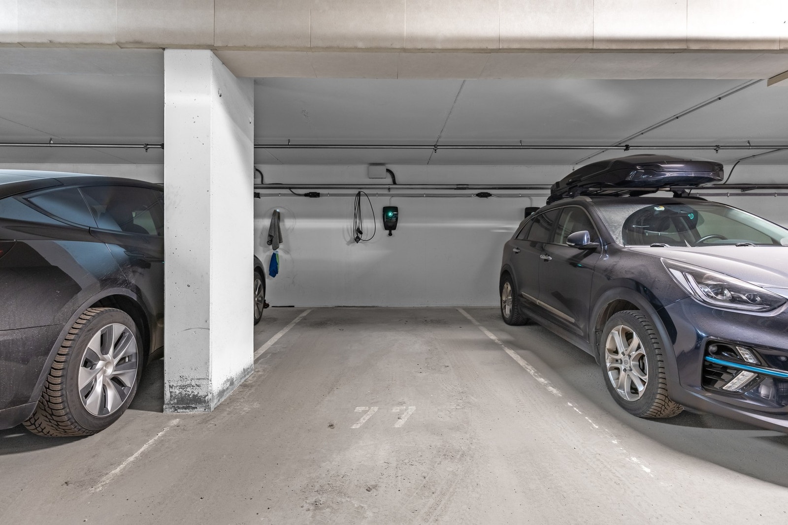 Leiligheten disponerer en parkeringsplass i felles, oppvarmet garasjeanlegg som medfølger. Det er montert lader for el-bil. Heisadkomst fra leilighetsplanet og ned i garasjen. Her er også sportsbod på ca. 5 kvm. Galleribilde