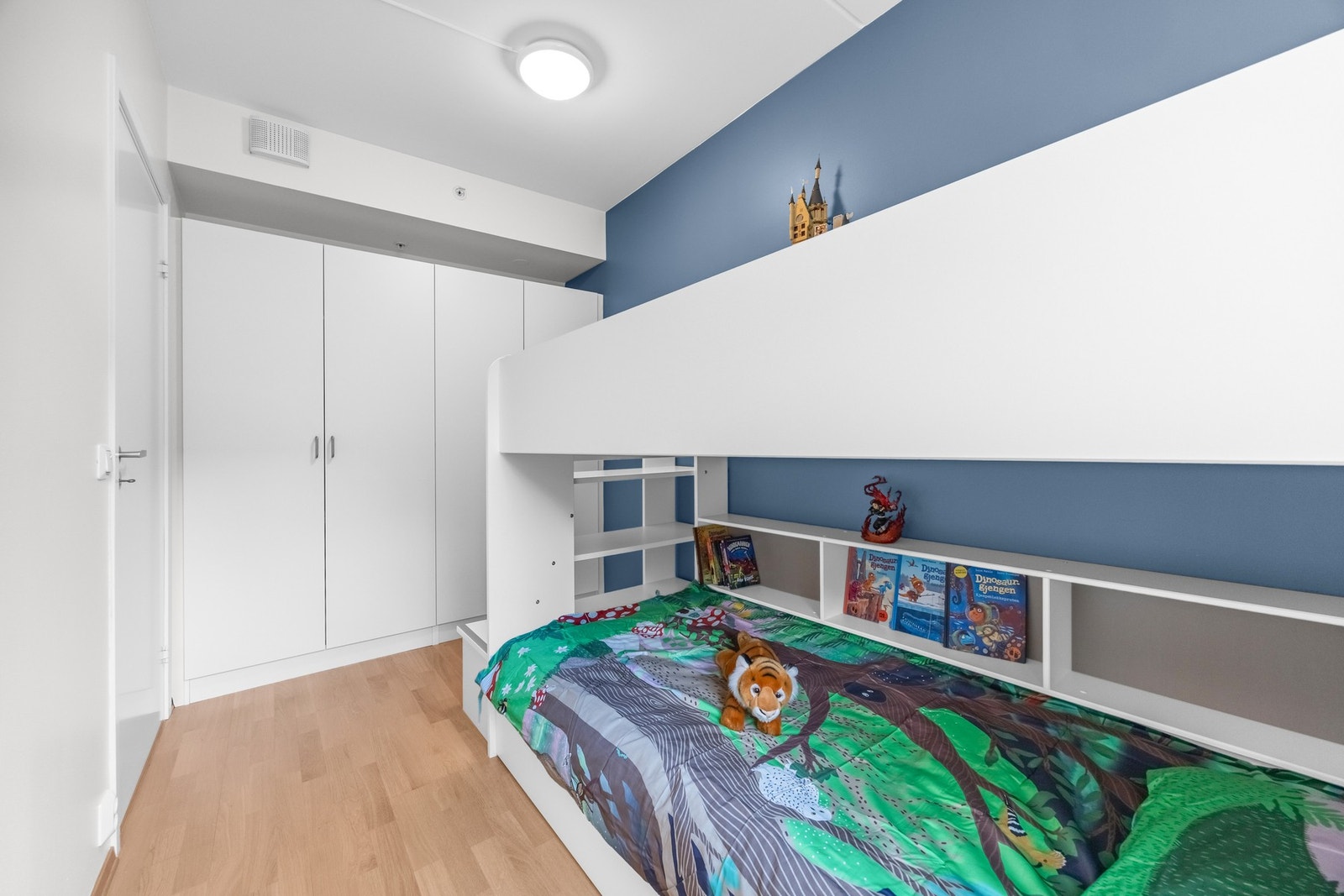 Flere garderobeskap gir gode lagringsmuligheter for klær, sko, mm. Galleribilde