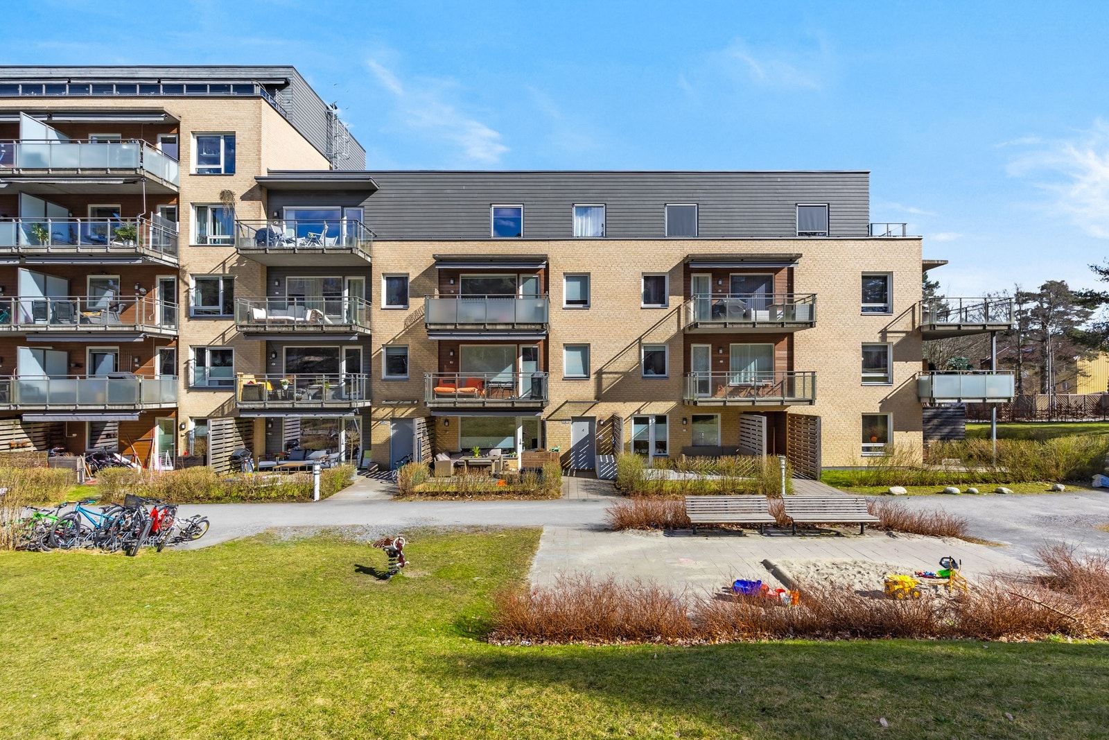 Leiligheten ligger i byggets andre etasje med heis opp til leilighetsplan og adkomst via svalgang. Galleribilde