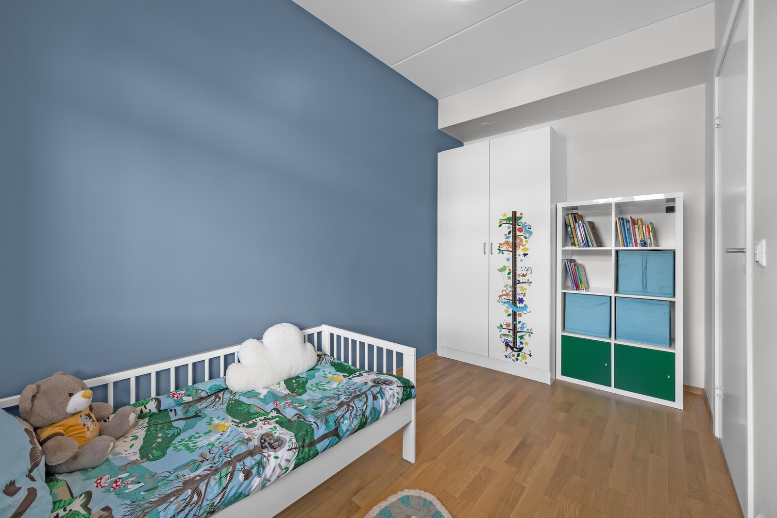 Også her er det garderobeskap og plass til øvrige oppbevaringsmøbler. Galleribilde