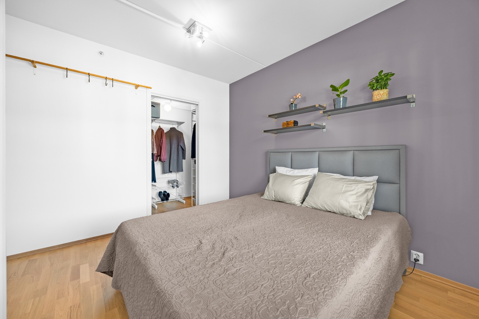 Soverommet har en malt kontrastvegg som gir en fin brytning mot det hvite. Galleribilde