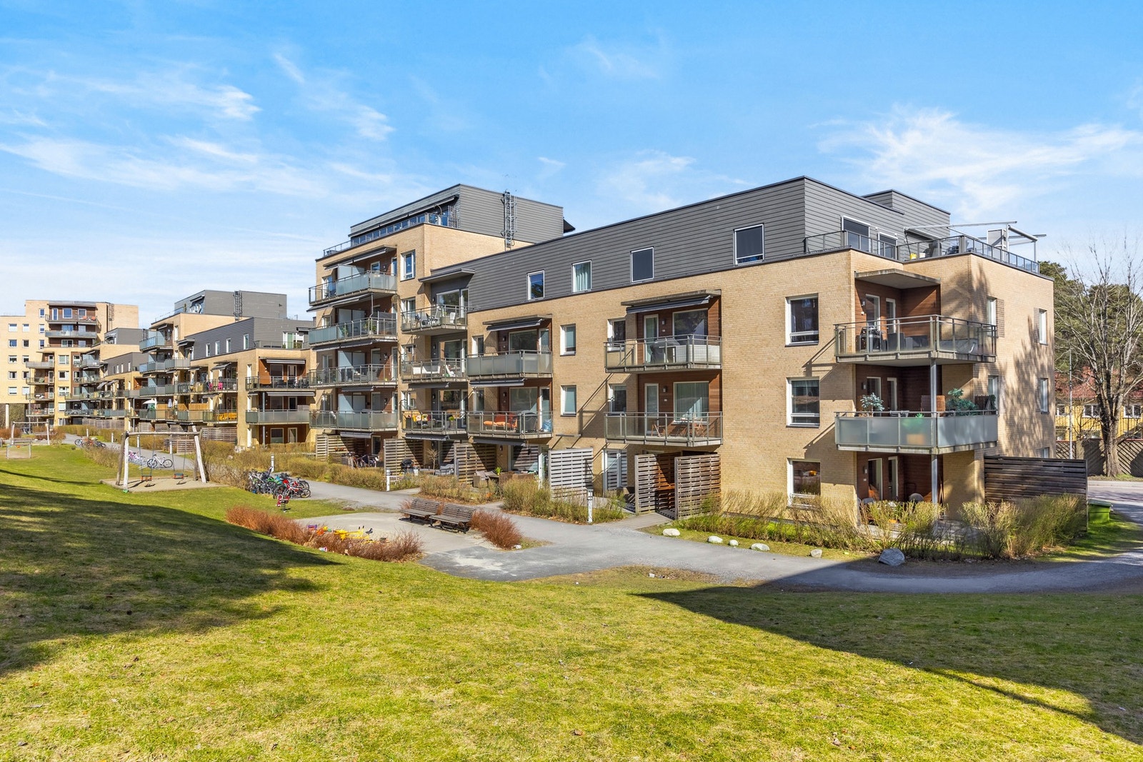 God intern beliggenhet i blokken innerst i borettslaget, lengst bort fra gjesteparkeringen. Store grøntområder der barna kan leke. Om vinteren er det fin akebakke. Galleribilde