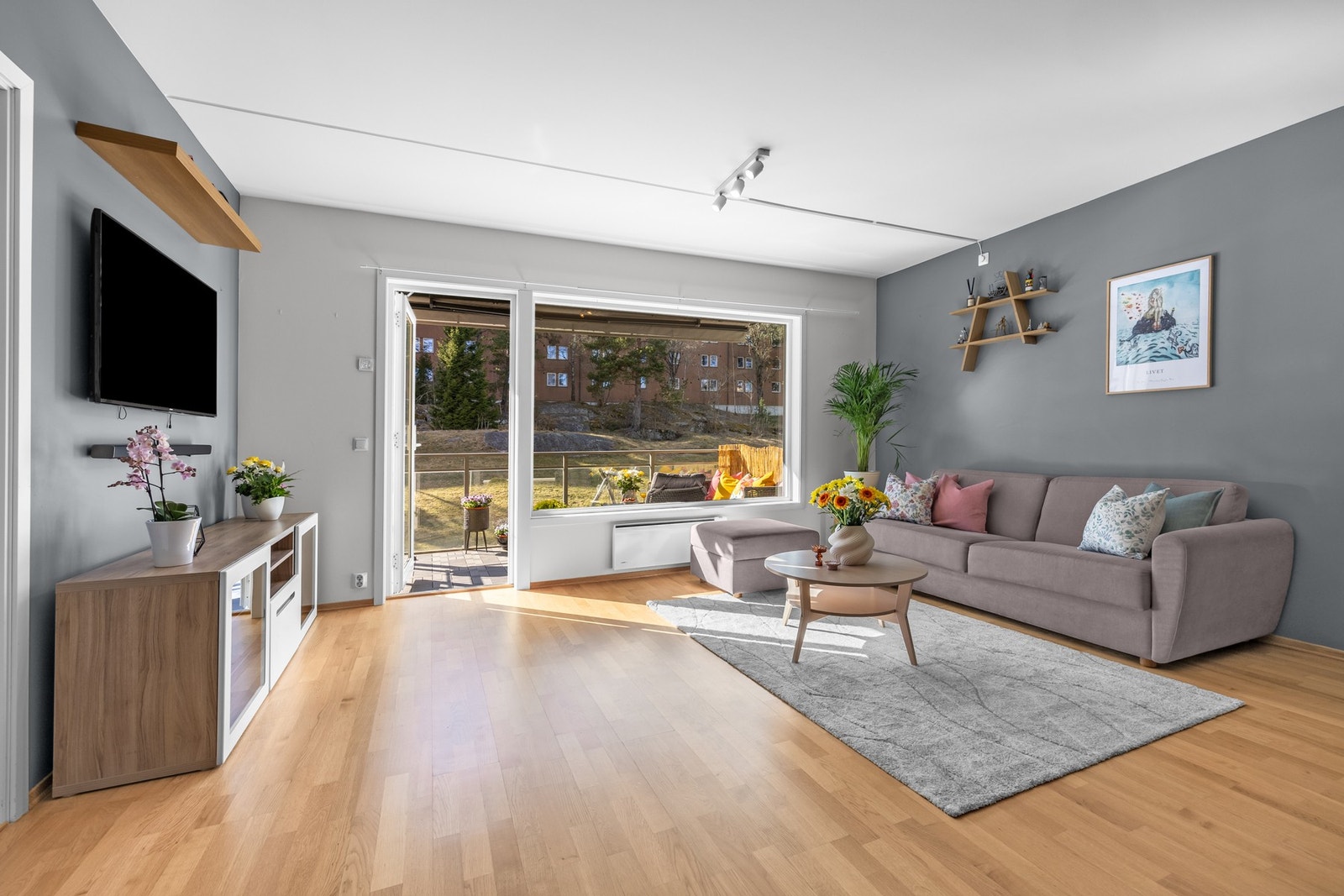 En lys og pen 4-roms leilighet med heisadkomst. Leiligheten var ny i 2015 og holder en moderne standard. Galleribilde