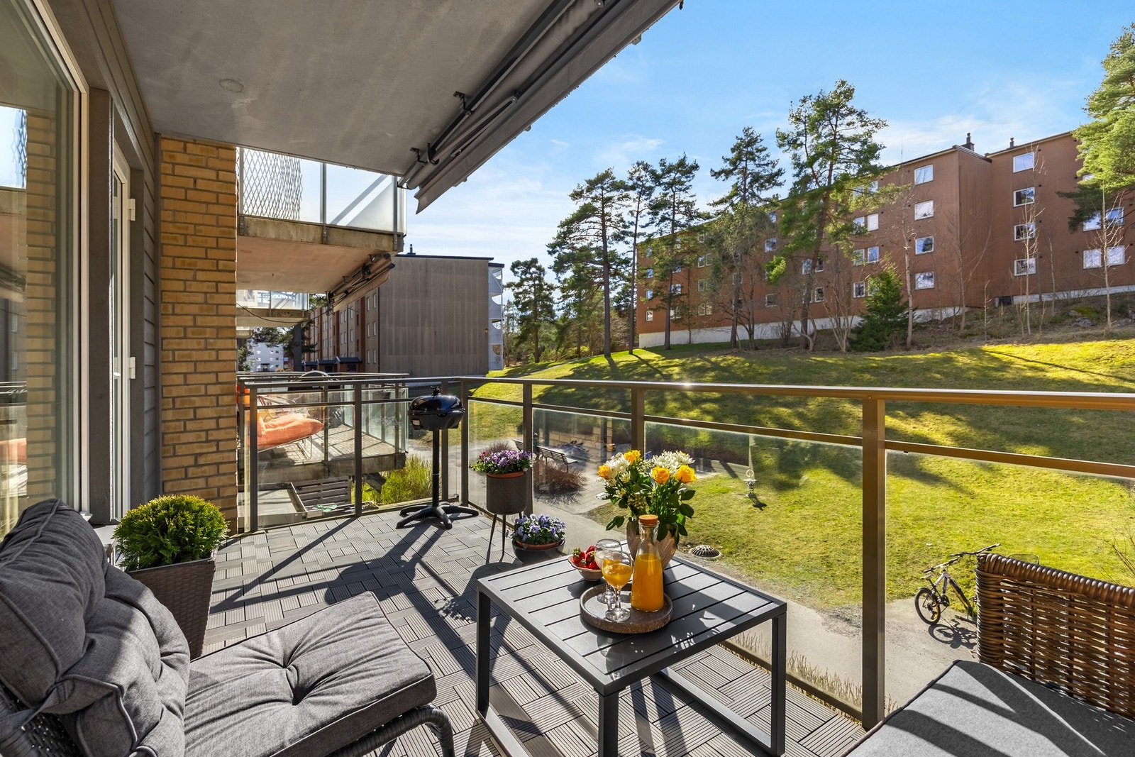 Fra stuen har du utgang til en vestvendt balkong på ca. 9 kvm. Her er det fin plass til sittegruppe og grill. Selger påkostet motorisert markise i 2024. Galleribilde