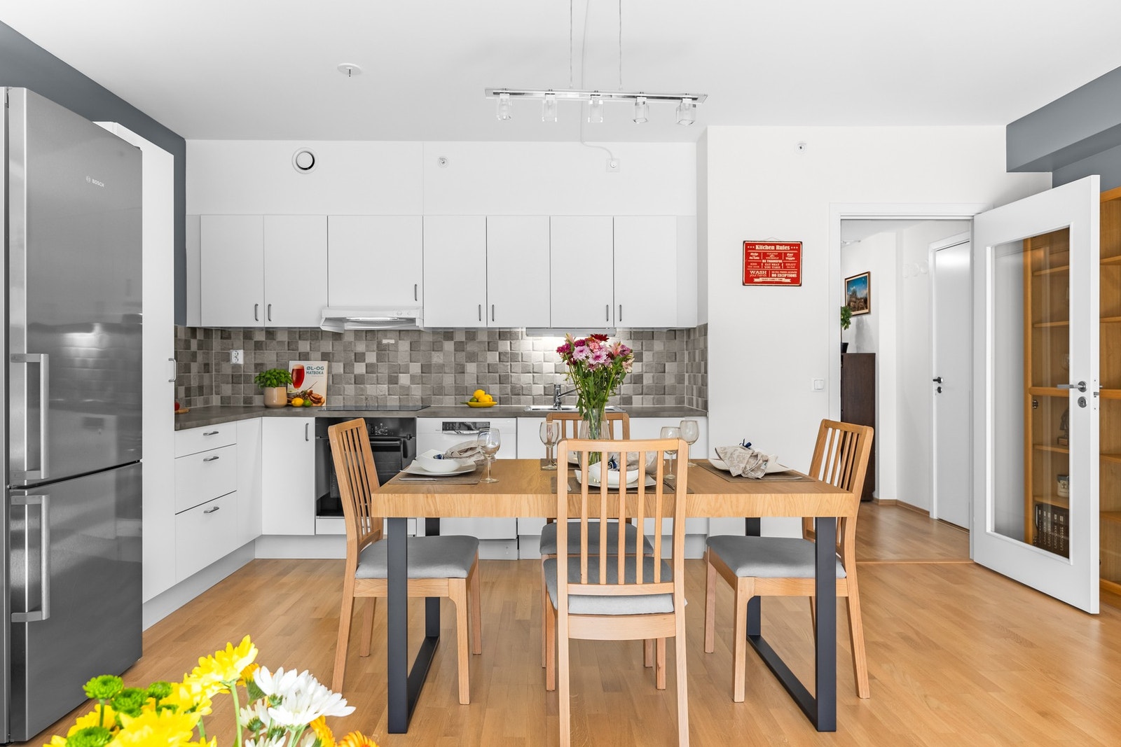 Her kan måltidene nytes i hyggelig lag. Galleribilde