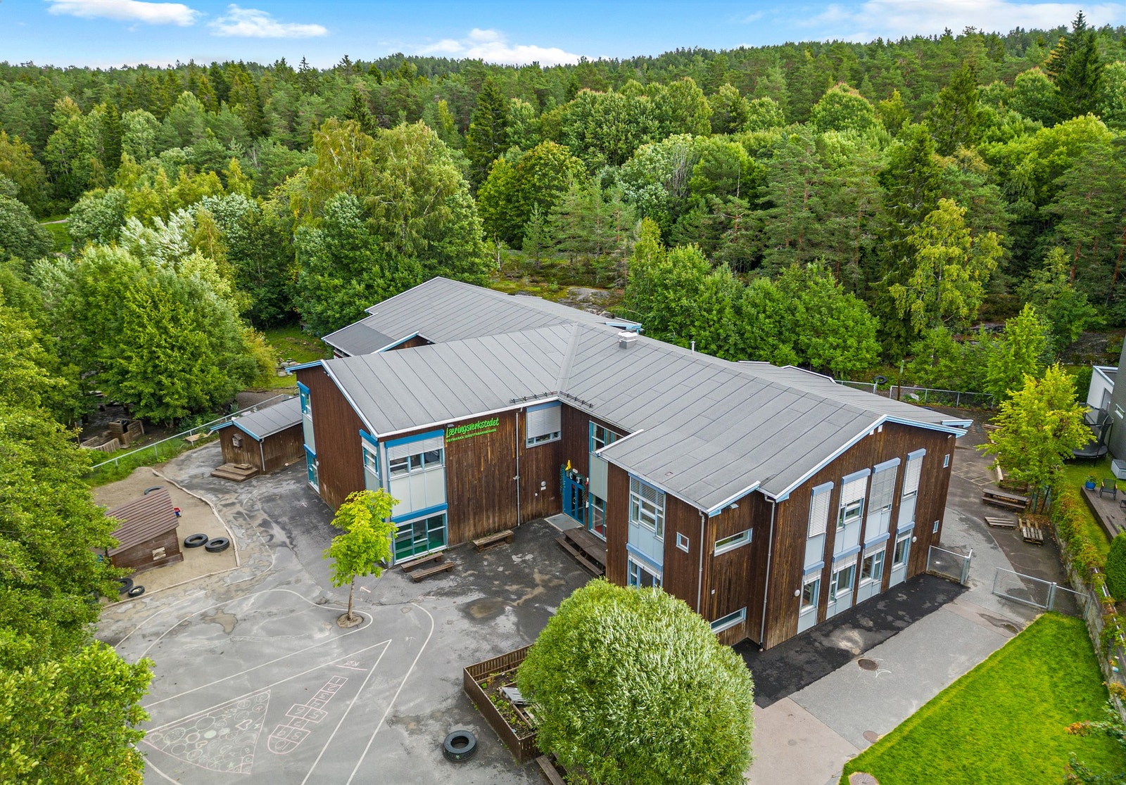 Området har et godt utvalg av både kommunale og private barnehager, her ved Østmarka idrettsbarnehage som ligger ca. 5 min gange fra boligen. Galleribilde