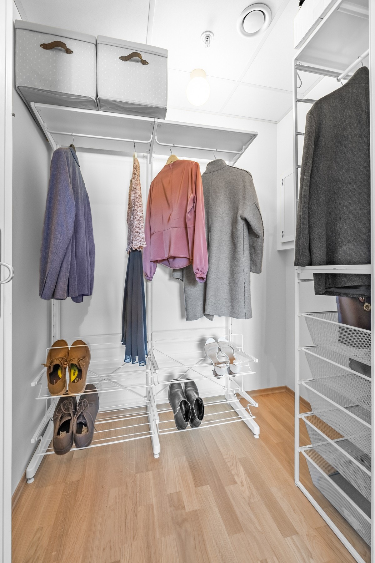 Videre har du adkomst til en opprinnelig bod som i dag er innredet som walk-in-garderobe. Galleribilde