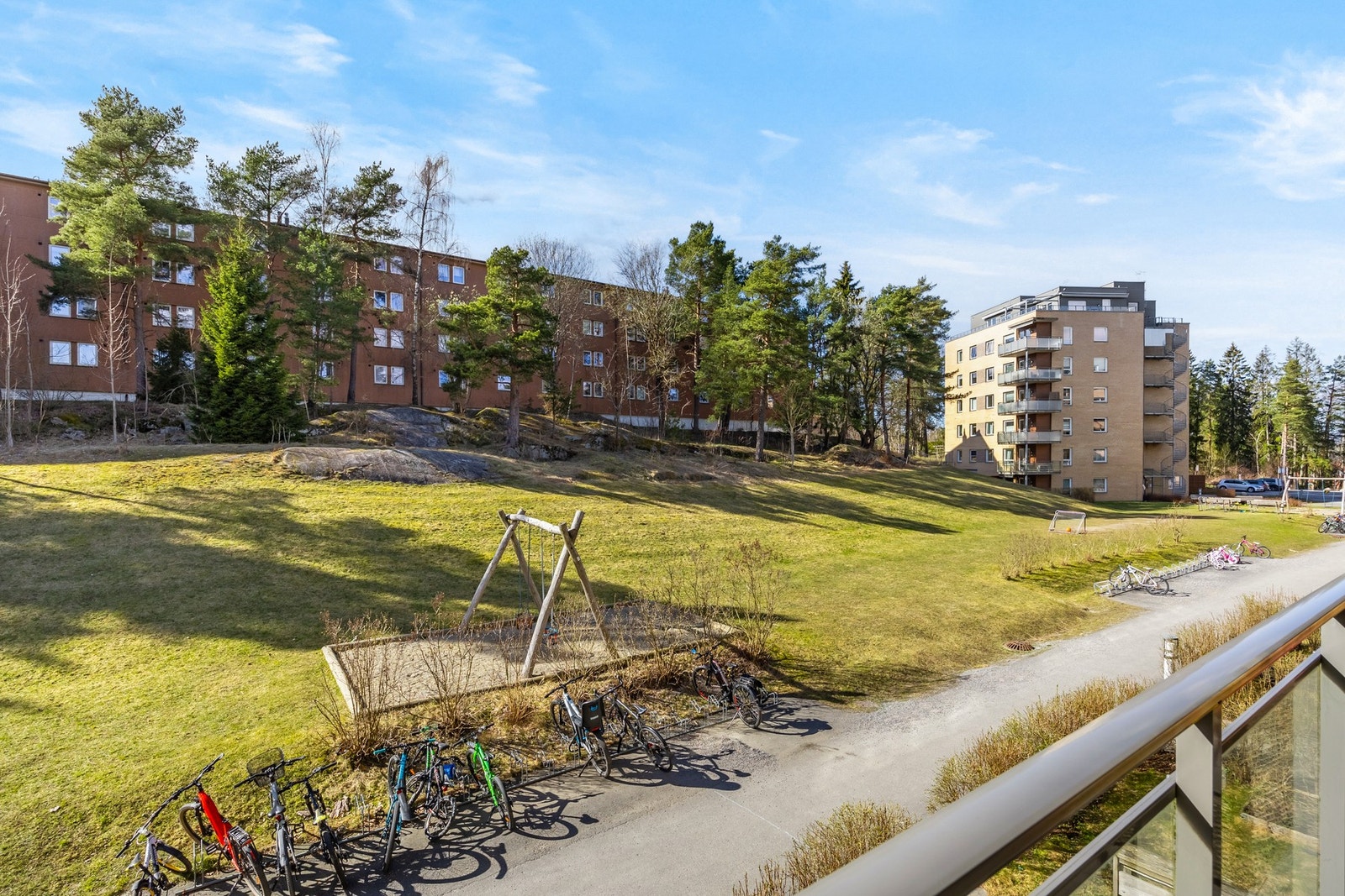 Fra balkongen har du hyggelig utsyn utover det grønne fellesarealet. Her kan sommerdagene nytes til det fulle! Galleribilde