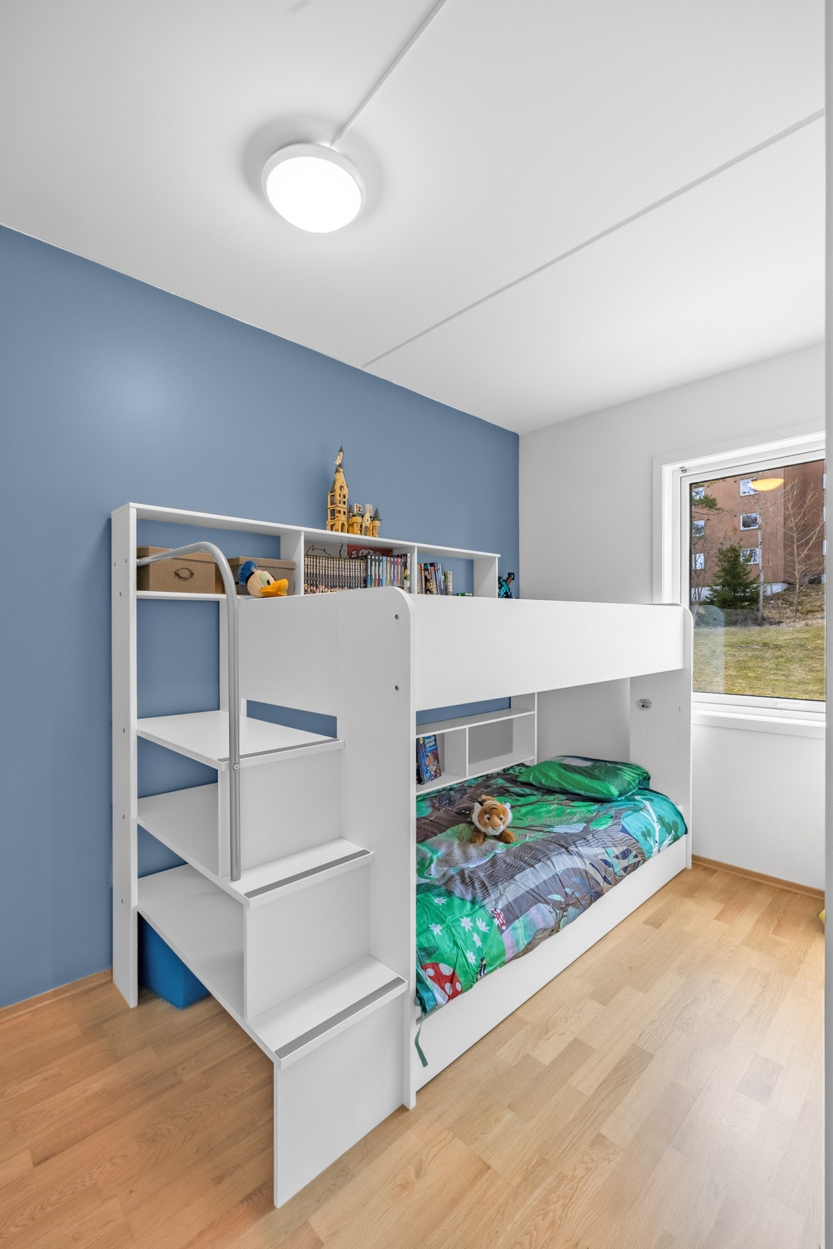 Soverom 2 ligger i tilknytning til stuen. Flott barnerom med plass til seng og boltreplass. Galleribilde