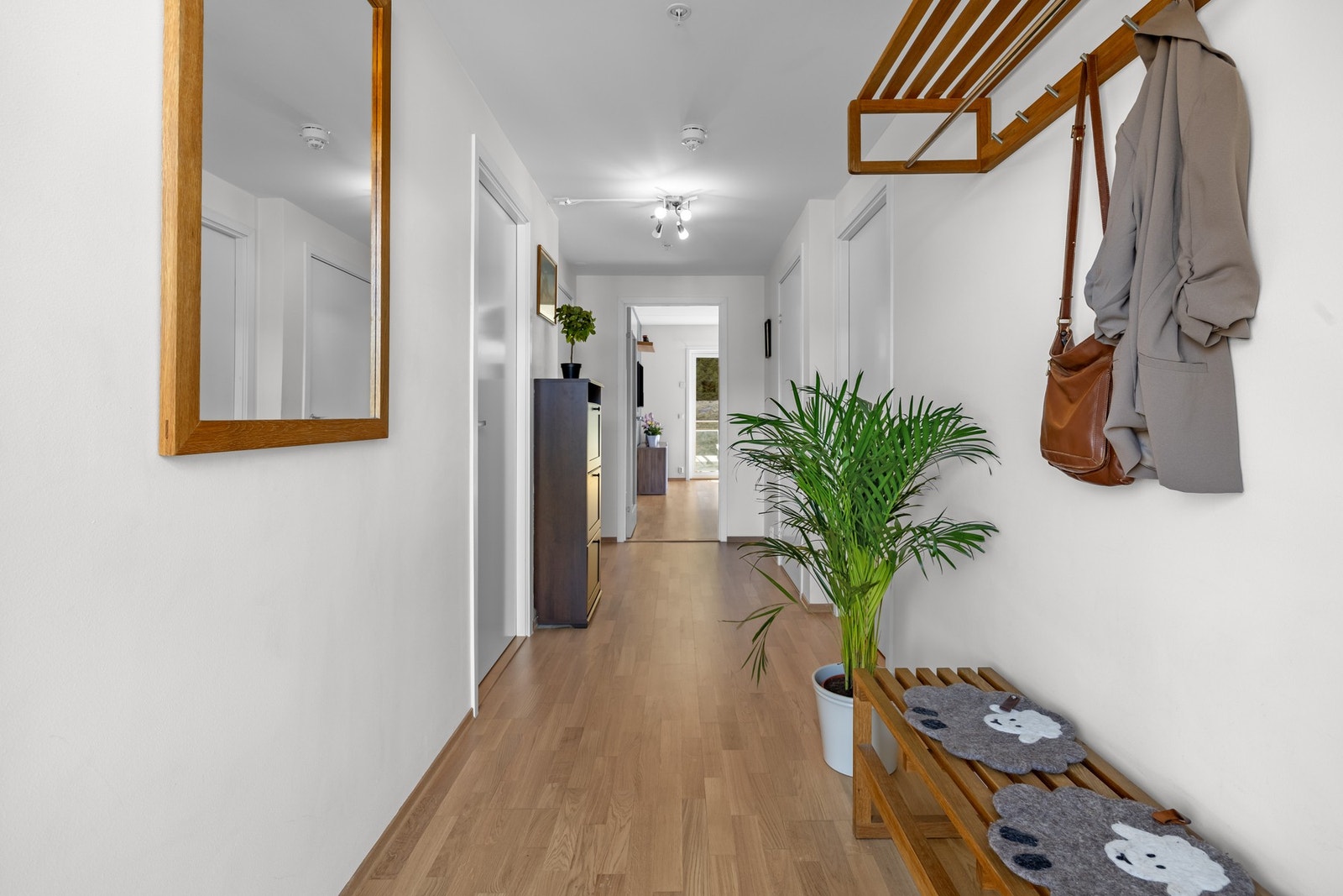Entreen er romslig med plass til å henge fra seg ytterklær. Dør med glassfelt inn mot stue og kjøkken. Galleribilde