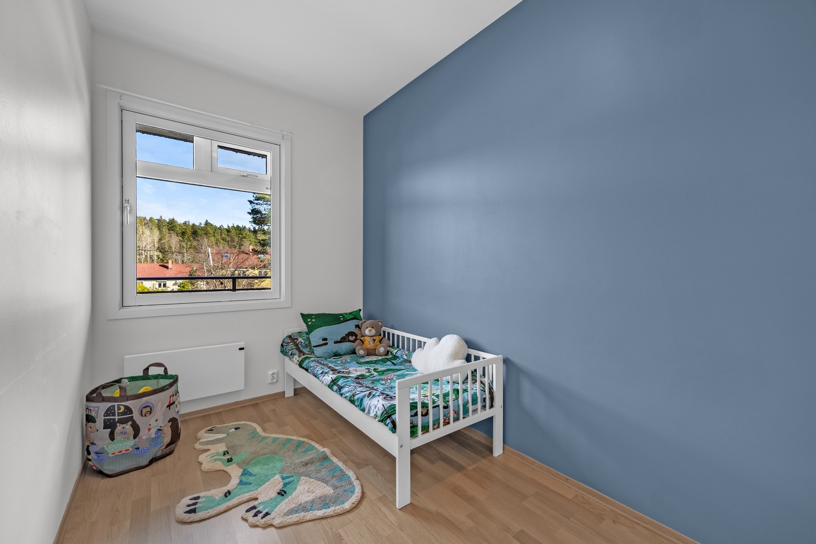 Soverom 3 vender mot øst, slik som hovedsoverommet. Fint barne- ungdomsrom eller kontor, alt etter behov. Galleribilde