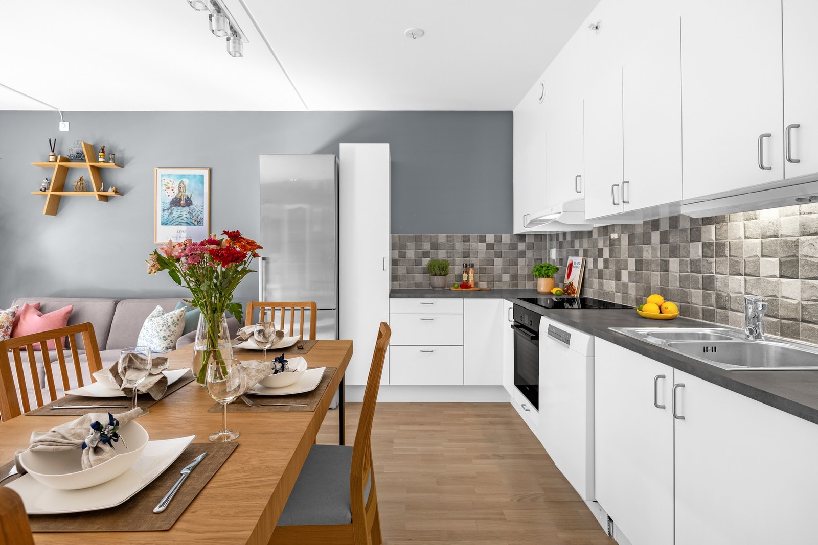 Kjøkkenet har en praktisk L-form og har en tidløs kjøkkeninnredning. Galleribilde