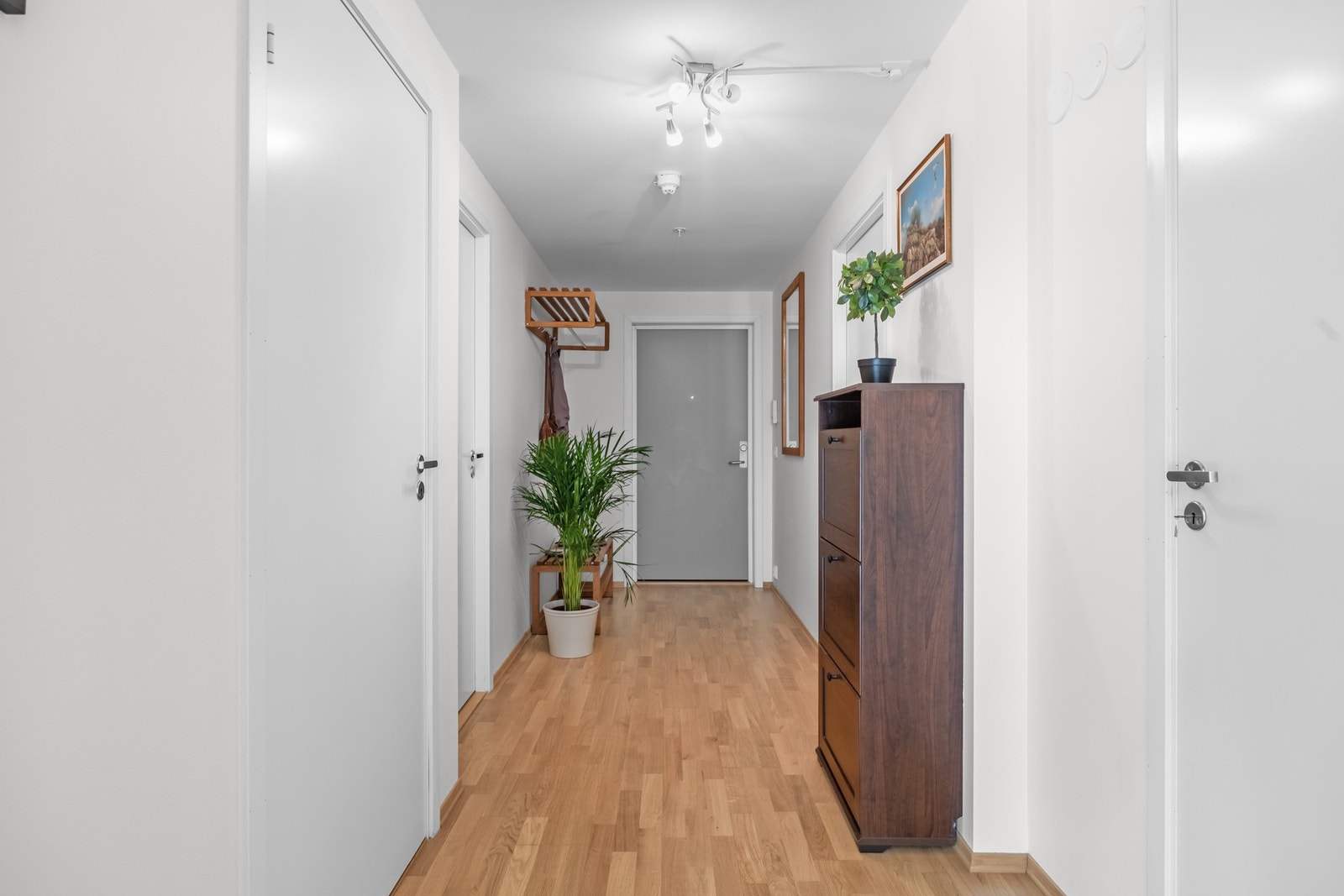 Entreen er utstyrt med brann- og lydklassifisert entrédør, samt callinganlegg med kamerafunksjon og døråpner. Galleribilde