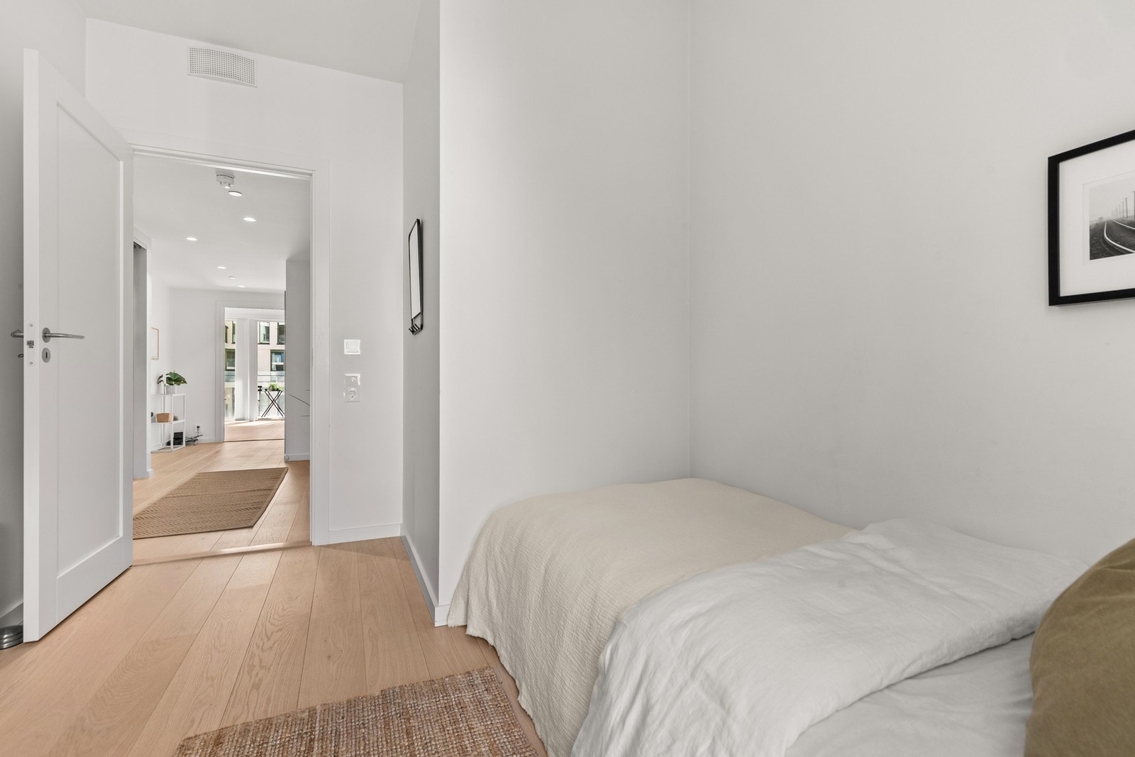 Vegg i vegg ligger leilighetens soverom 2 som fungerer utmerket som barnerom, gjesterom eller kontor. Galleribilde