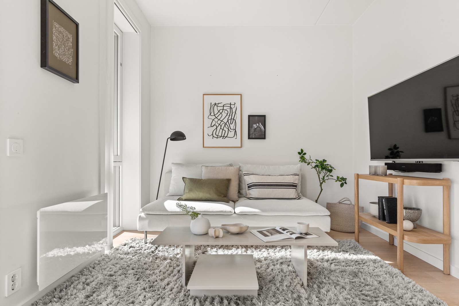 Svært lys og åpen stue/kjøkkendel med god plass til ønsket møblement. Galleribilde