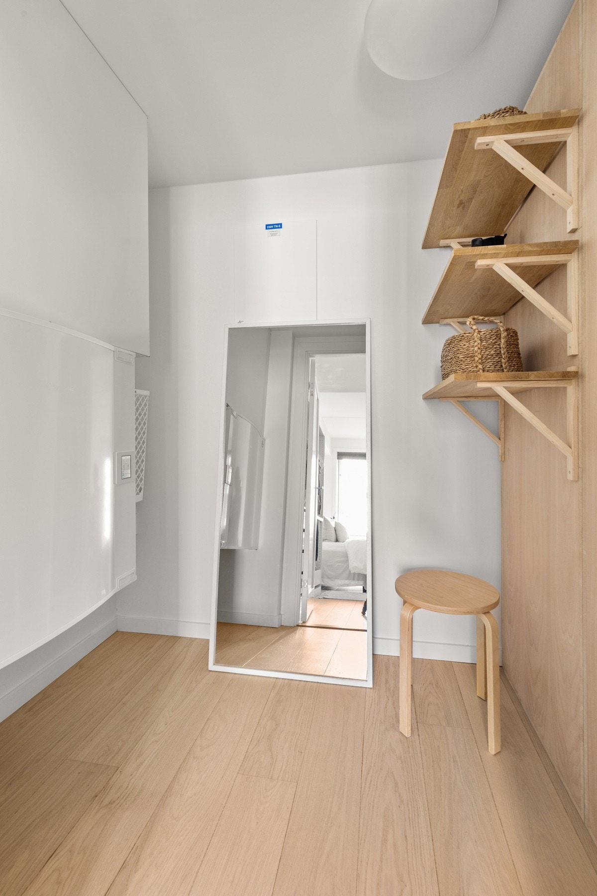Walk-in closet tilknyttet hovedsoverom. Galleribilde
