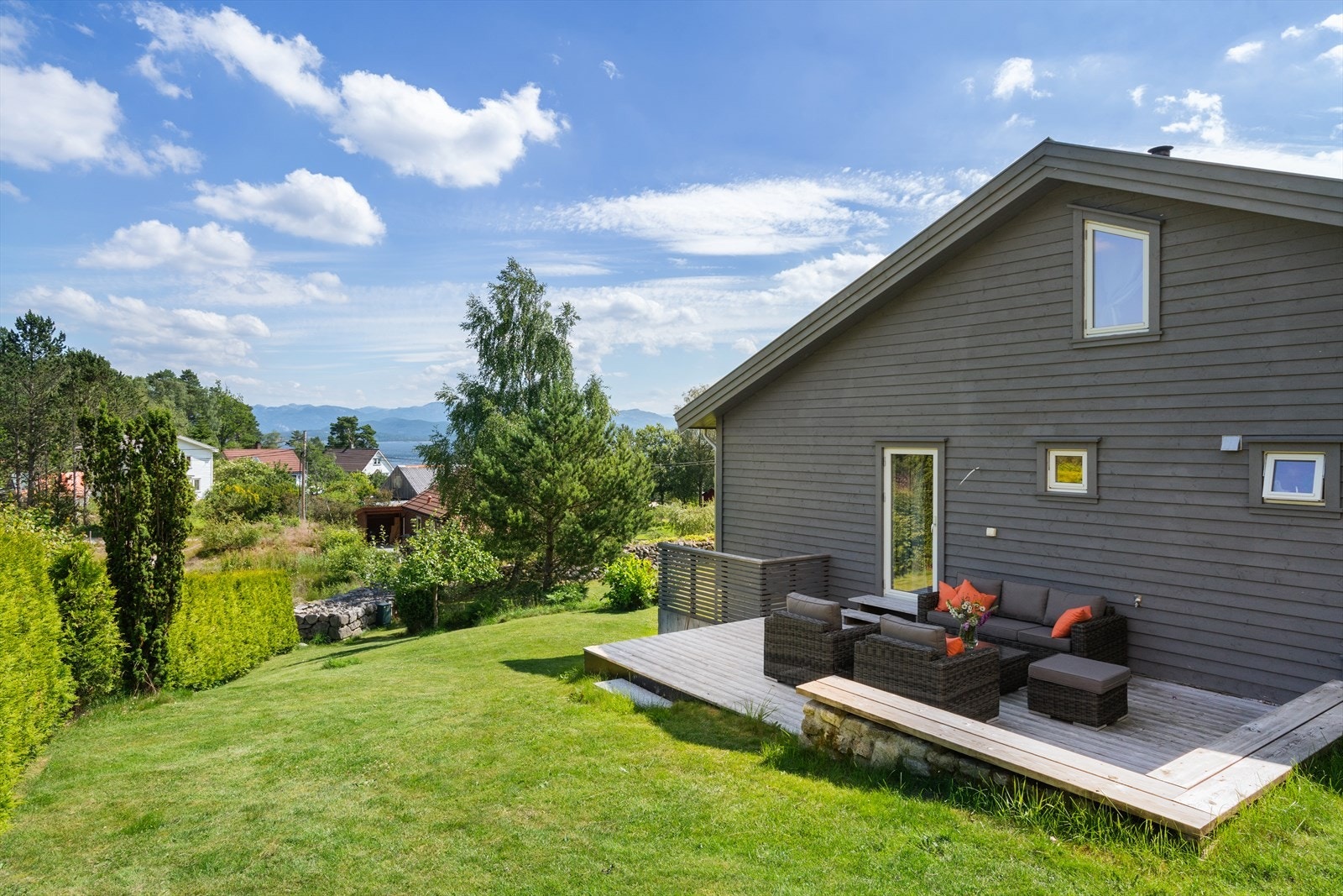 Den store hagen/eiendommen er et paradis for grønne fingre og naturelskere. Galleribilde