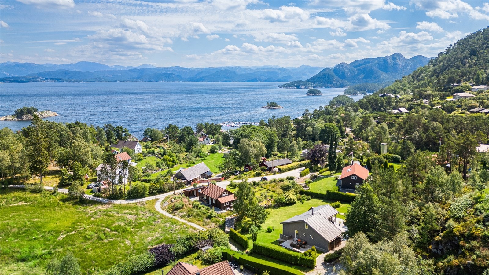 Her får du den perfekte balanse mellom det deilige hyttelivet ved sjøkanten og nærheten til urbane fasiliteter. Galleribilde