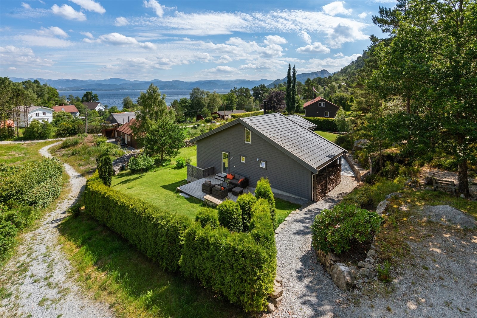 Hytta er omgitt av frodige grøntområder, sjø og majestetiske fjell. Galleribilde