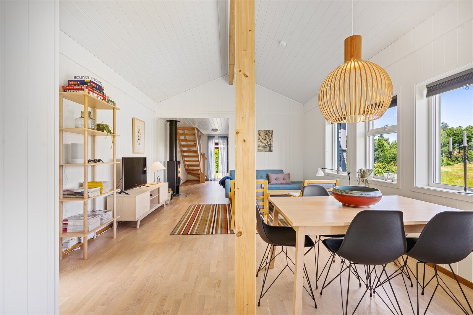 Lys og trivelig hytte med mye naturlig lys. Galleribilde