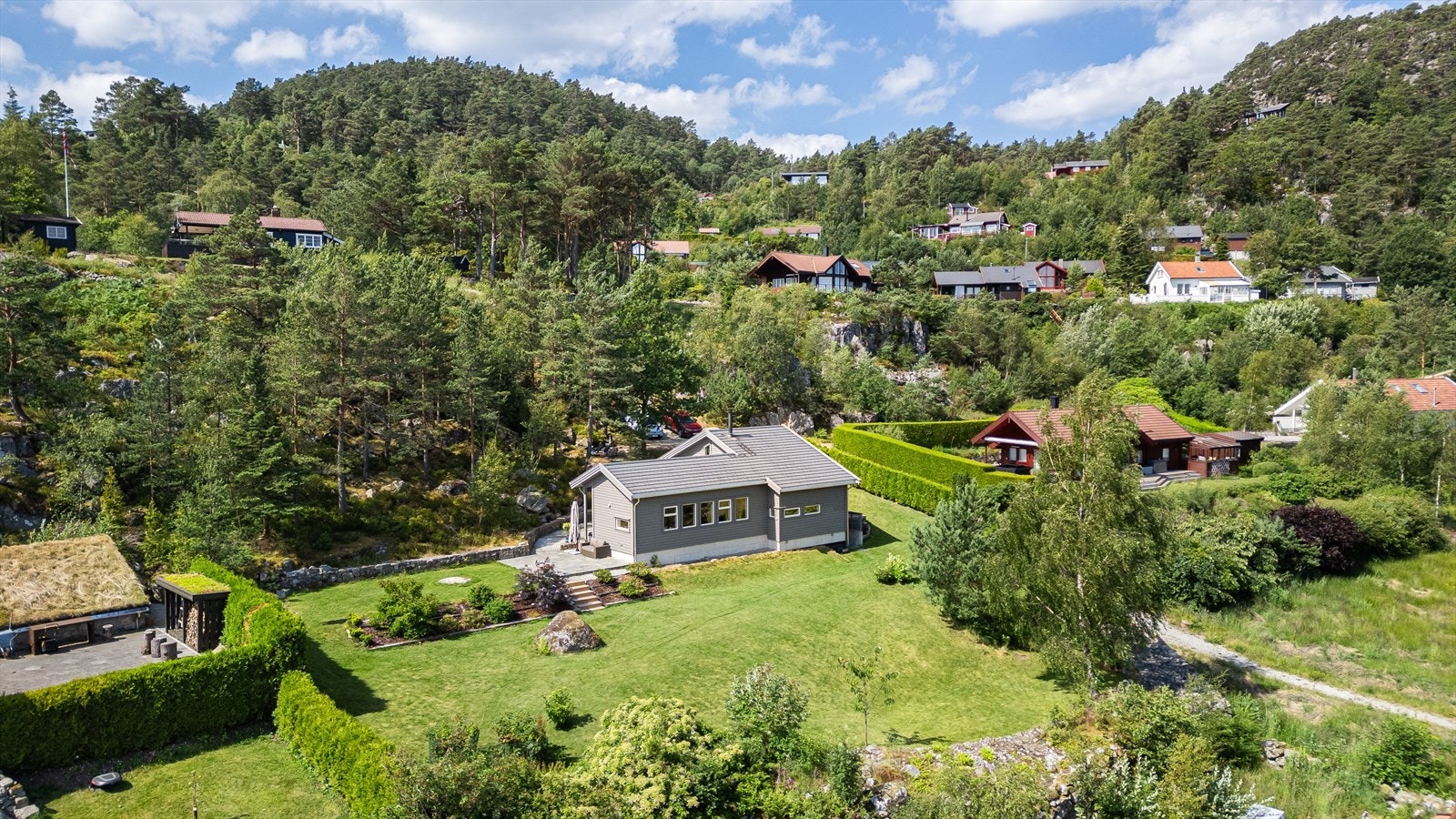 Omgitt av vakker natur og rolige omgivelser, vil denne hytten være et drømmested for deg som ønsker å bo i harmoni med naturen. Galleribilde
