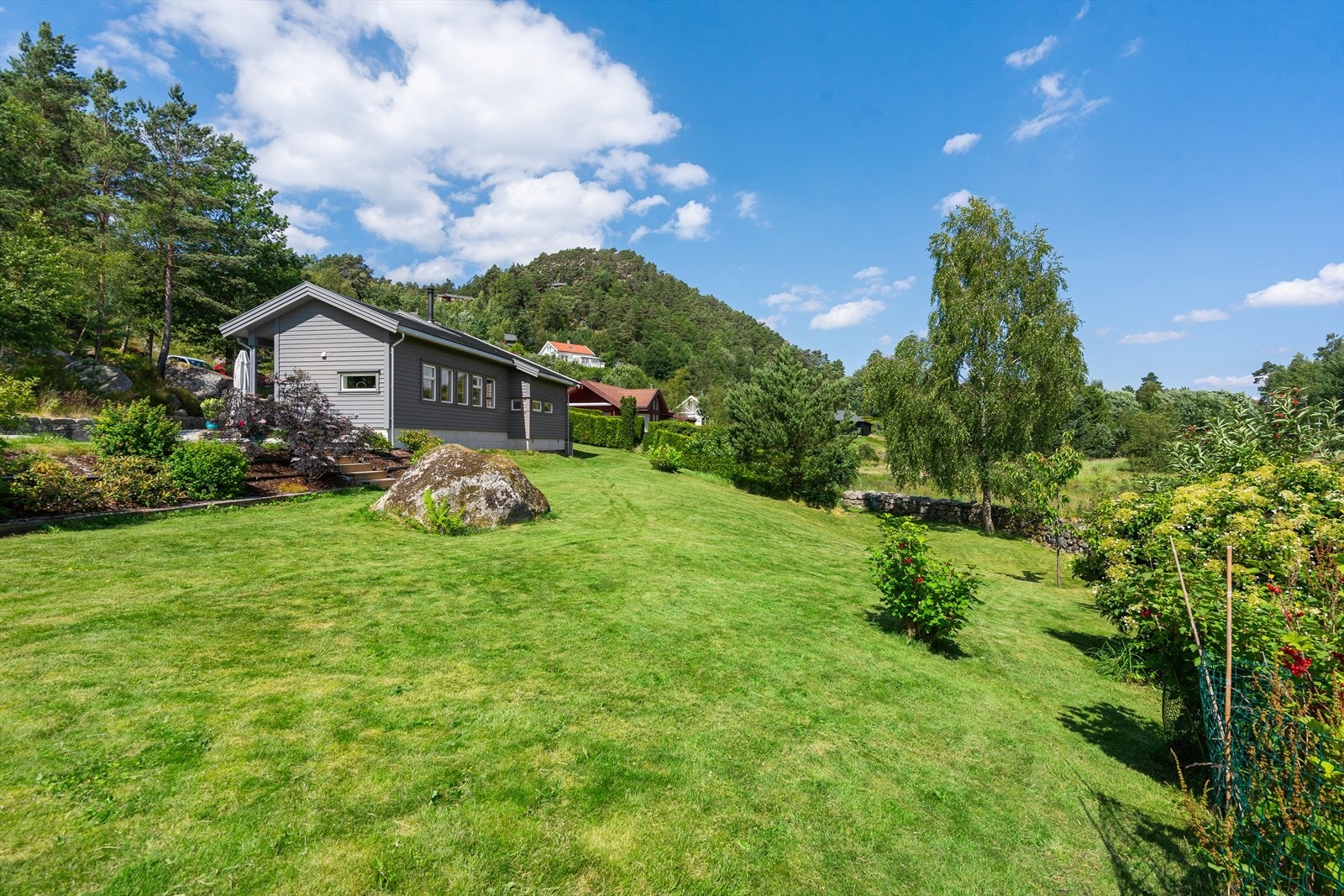 En sjarmerende hytte med idyllisk beliggenhet i Naustervik. Galleribilde