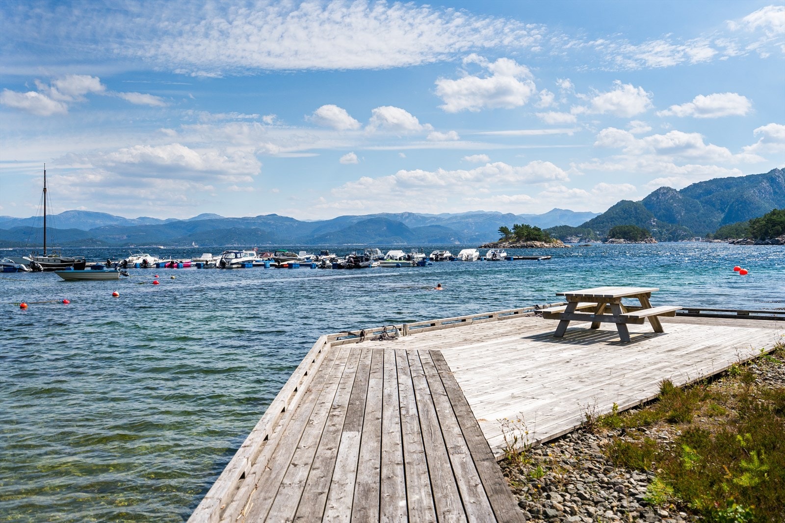 Med kort vei til stranden og med båtplass på flytebrygge ligger alt til rette for bading, fisking, båtliv og herlig ferieidyll. Galleribilde