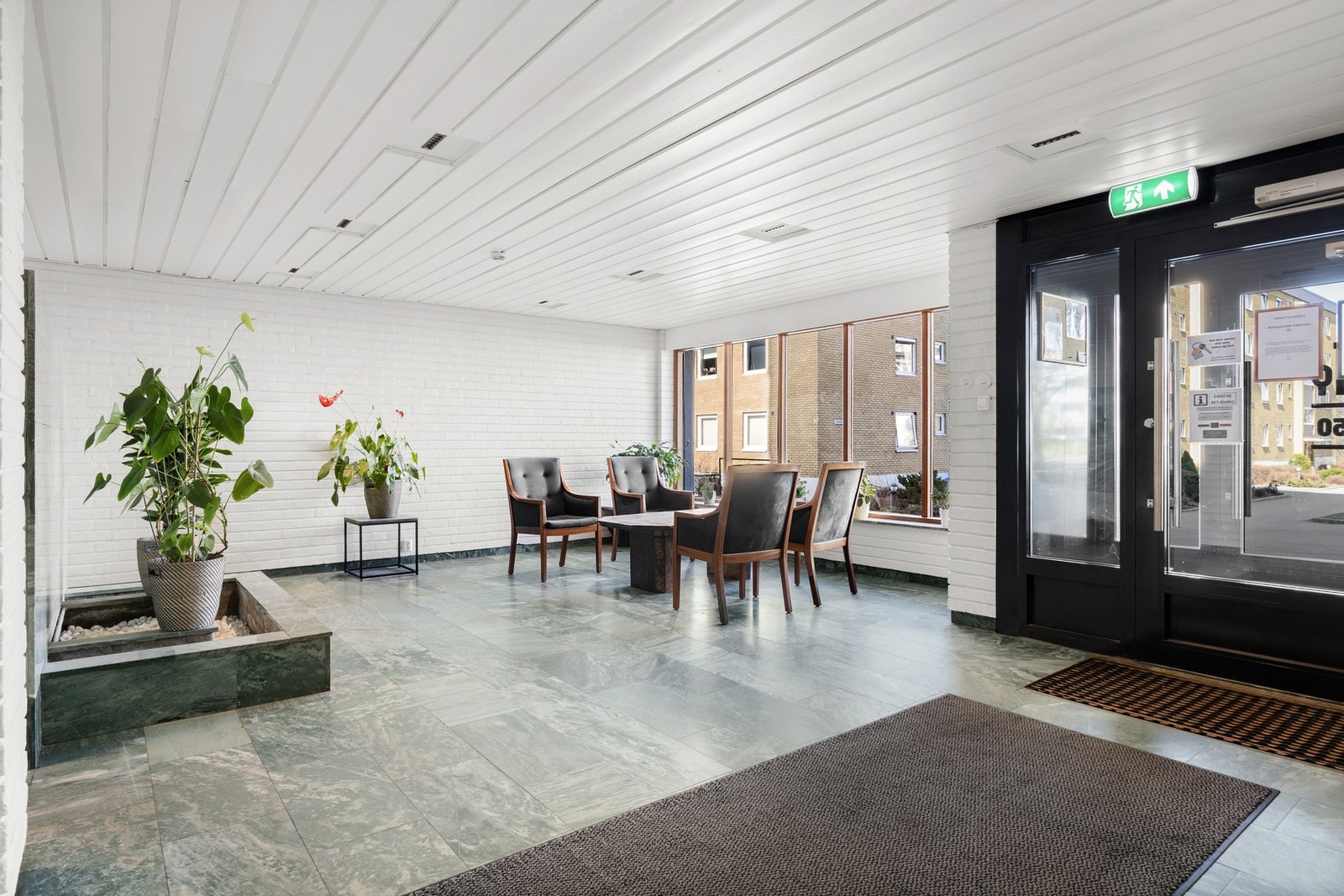 Det er mulig å leie parkeringsplass på området, iflg. forretningsfører er det ledige parkeringsplasser pr. 07.04.25. Galleribilde