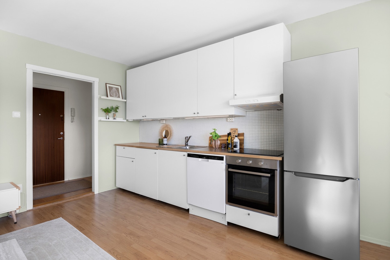 Kjøkkenet fikk en ny, moderne innredning i 2015/2016, smart plassert langs én vegg, i åpen løsning til stuen. Galleribilde