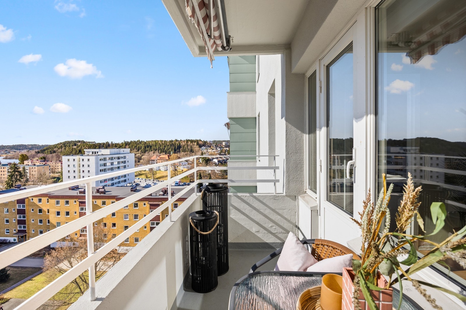 Balkongen er helt overbygd med markise for solskjerming, og har fin plass til et møbelsett. Galleribilde