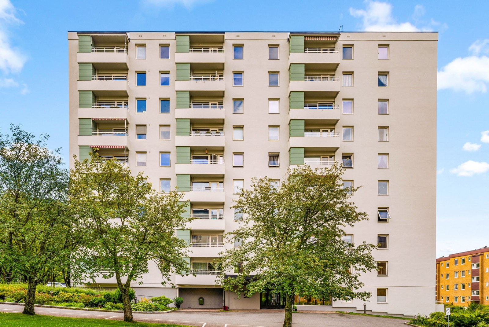 Det er også gjesteparkering, gateparkering og tidvis mulighet for kjøp/leie av garasjeplass i frittstående garasje. Galleribilde