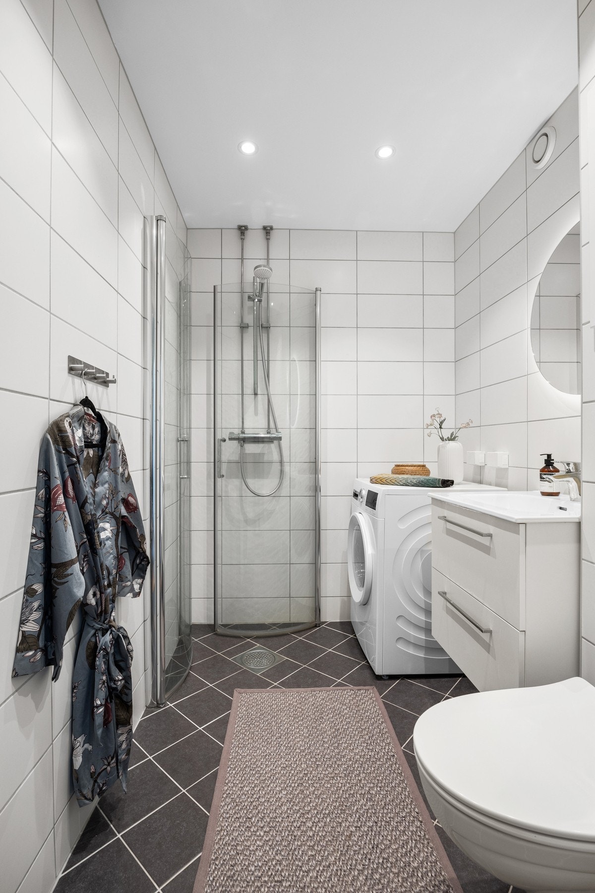 Badet ble totalrehabilitert i regi av sameiet i 2021. Rommet har gulvvarme og downlights. Galleribilde