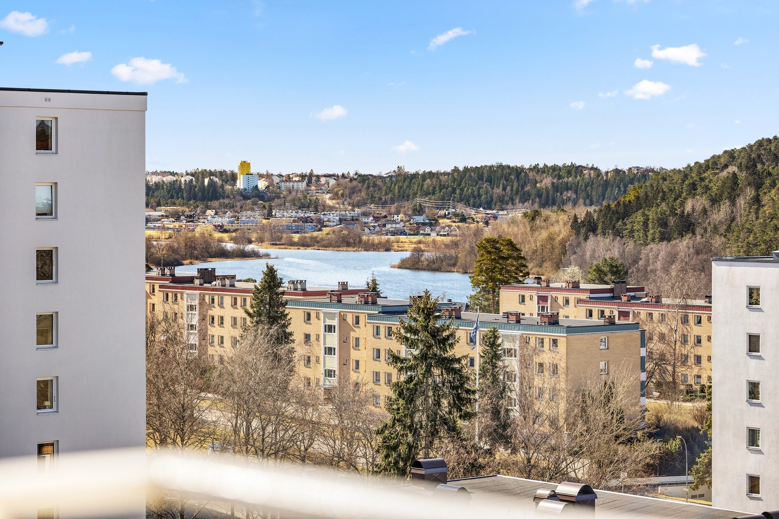 Herlig utsikt mot Østensjøvannet fra balkongen. Galleribilde