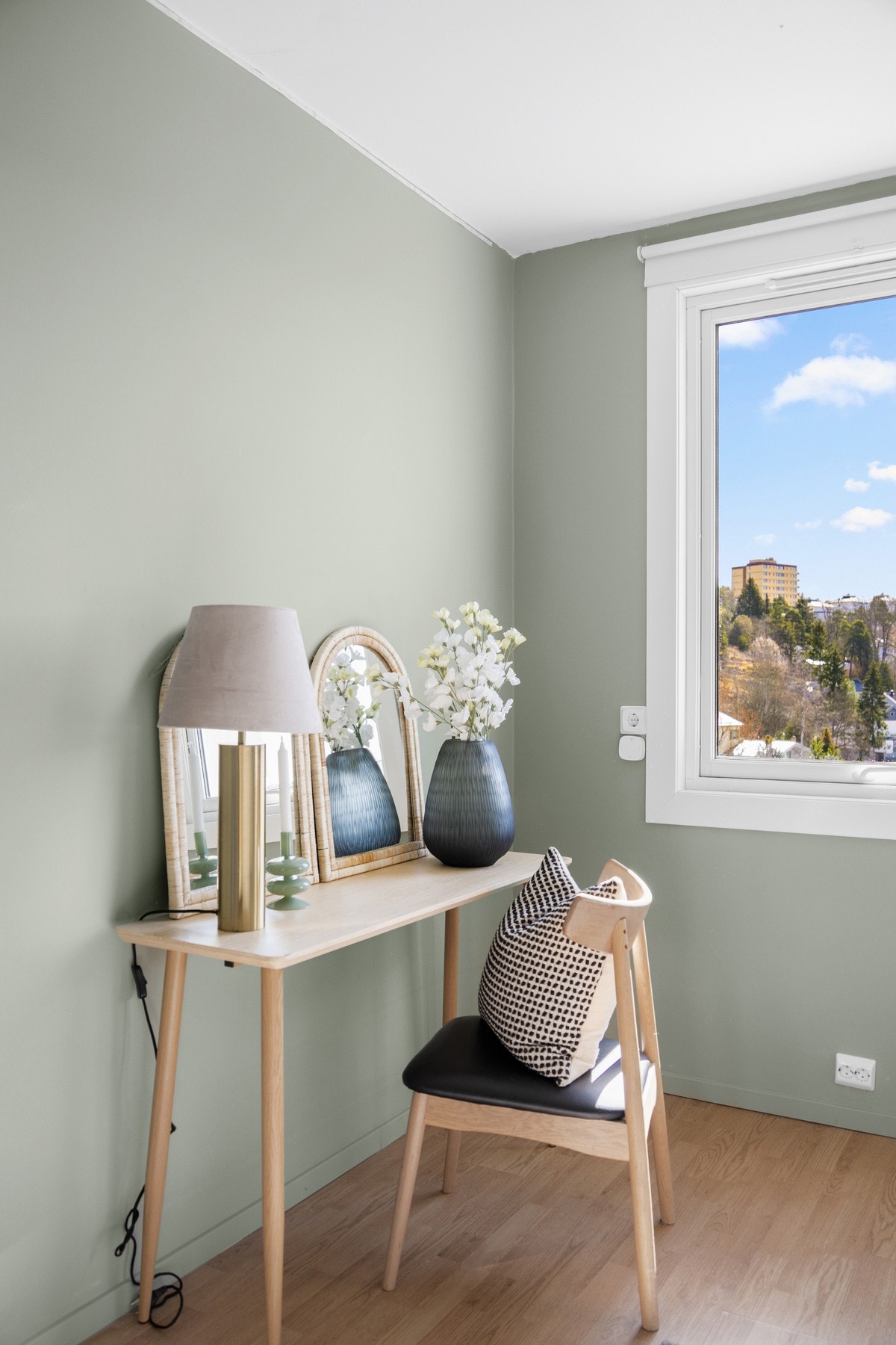 Her er det god plass til å innrede med både kontorpult, seng og garderobeløsning. Fibernett med hastighet 2500/2500Mbps er inkludert i de månedlige felleskostnadene. Galleribilde