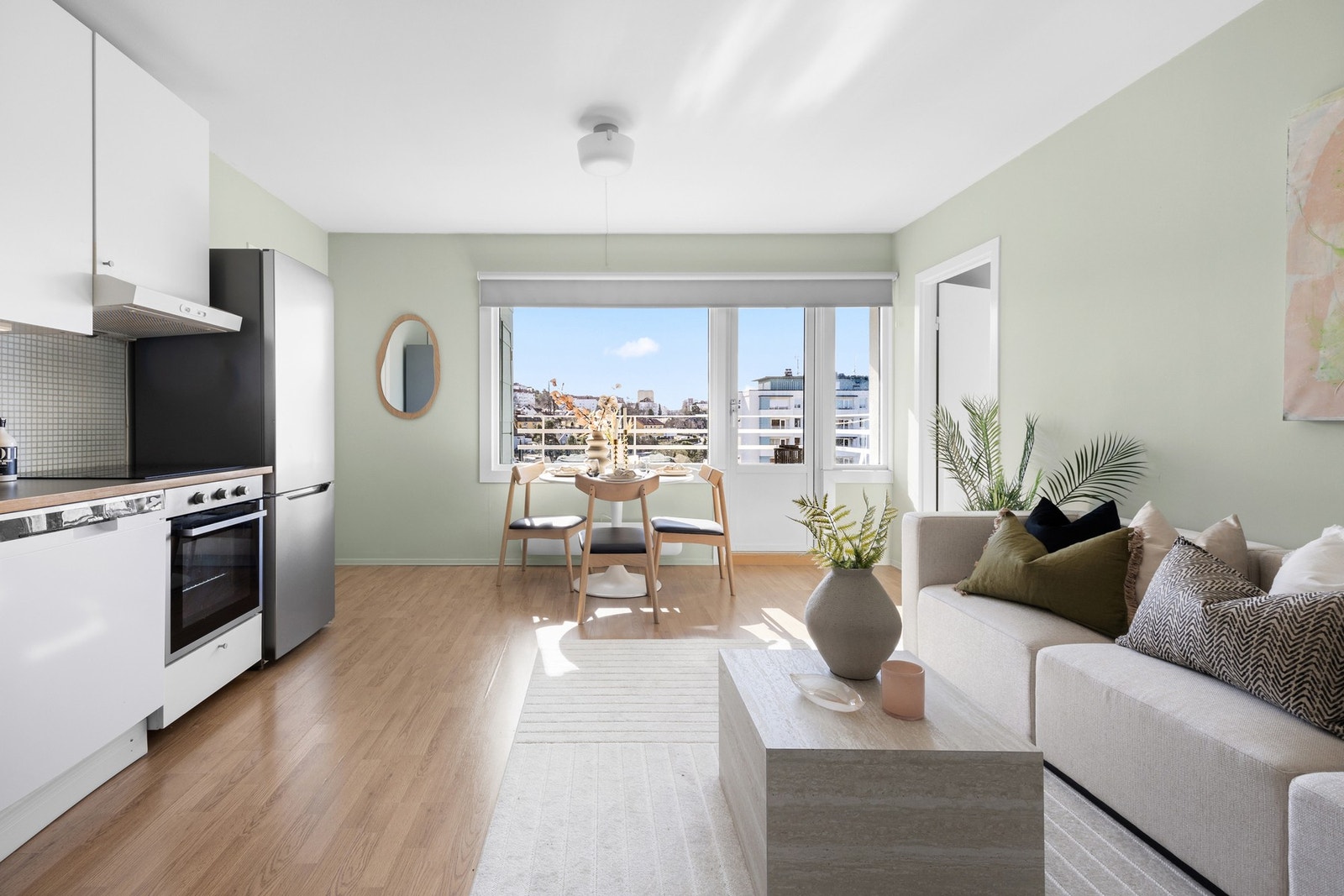 Stuen er luftig og lys med en sosial, åpen løsning til kjøkkenet, god takhøyde, samt store vinduer og utgang til balkong mot sydøst. Galleribilde