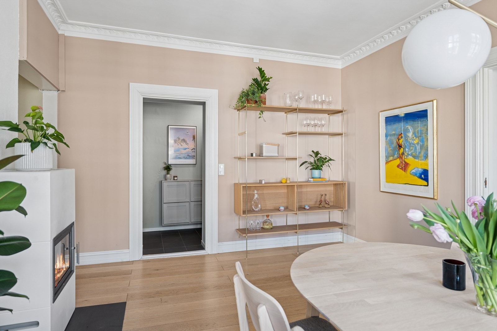 Leiligheten har nymalt overflater i 2022 og fremstår som innflytningsklar Galleribilde