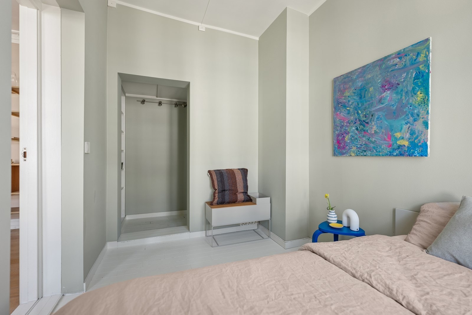 Rommet er malt i en lun og behagelig fargetone Galleribilde