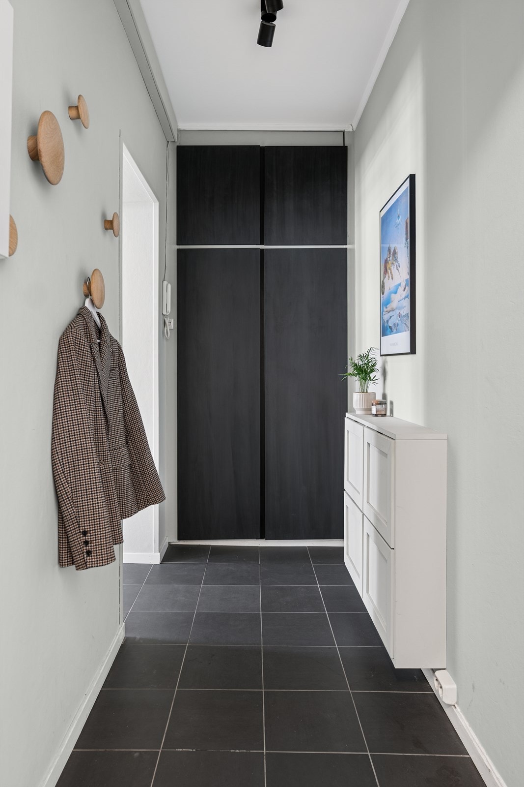 Entré | Tilpasset oppbevaringsløsning for yttertøy og praktiske fliser på gulv Galleribilde