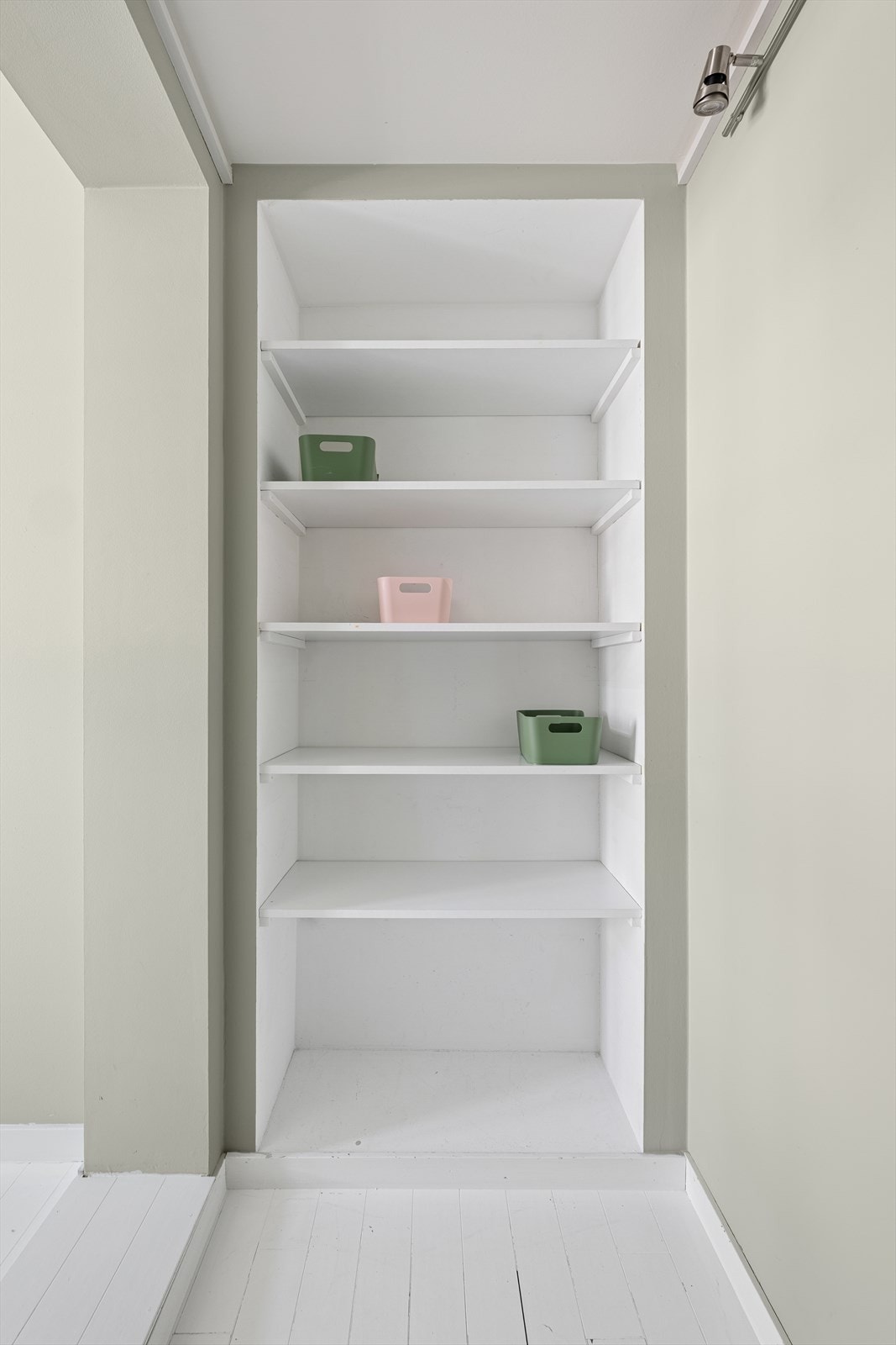 Soverommet har en praktisk walk-in løsning for ekstra lagringsplass Galleribilde