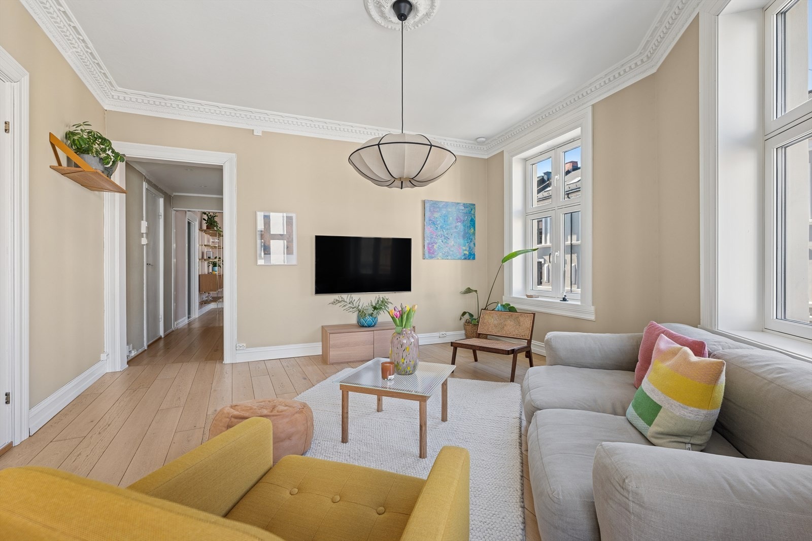 Leiligheten har en generøs takhøyde på ca. 2,8 meter som forsterker den gode romfølelsen Galleribilde