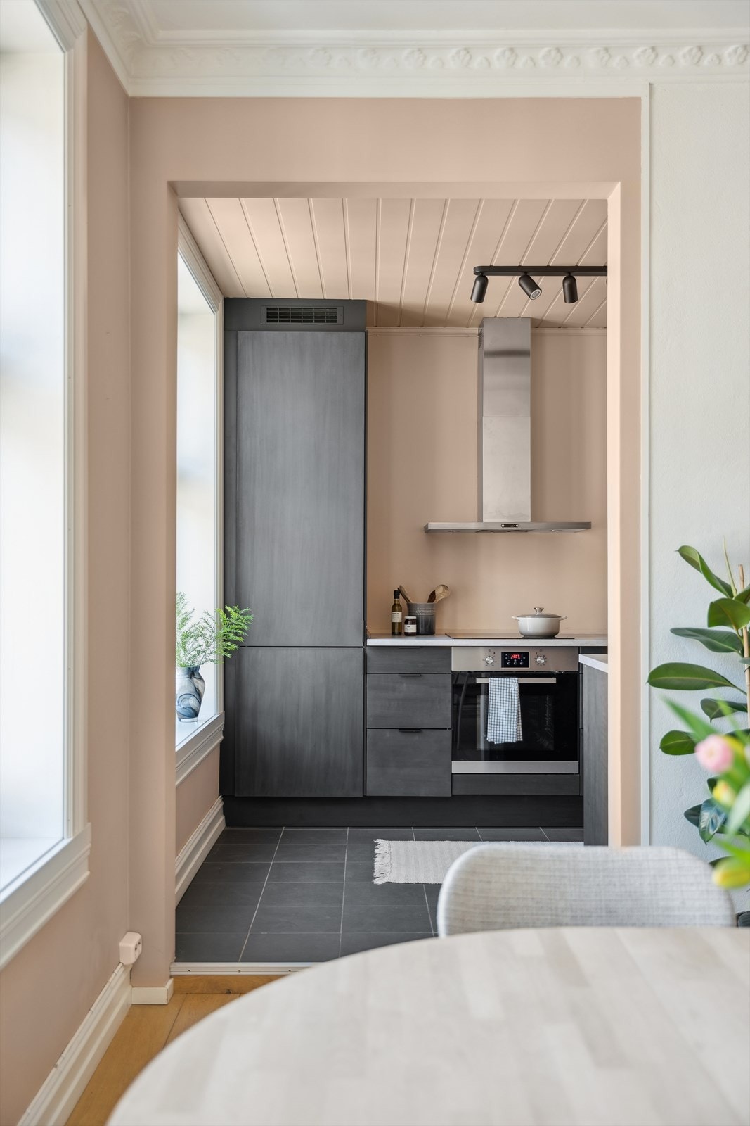 Kjøkkenet er i delvis åpen løsning mot spisestuen og rommene blir boligens naturlige samlingspunkt Galleribilde