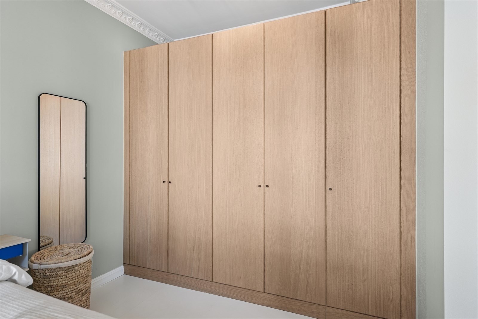 Hovedsoverommet har rikelig med lagringsplass i stort garderobeskap Galleribilde