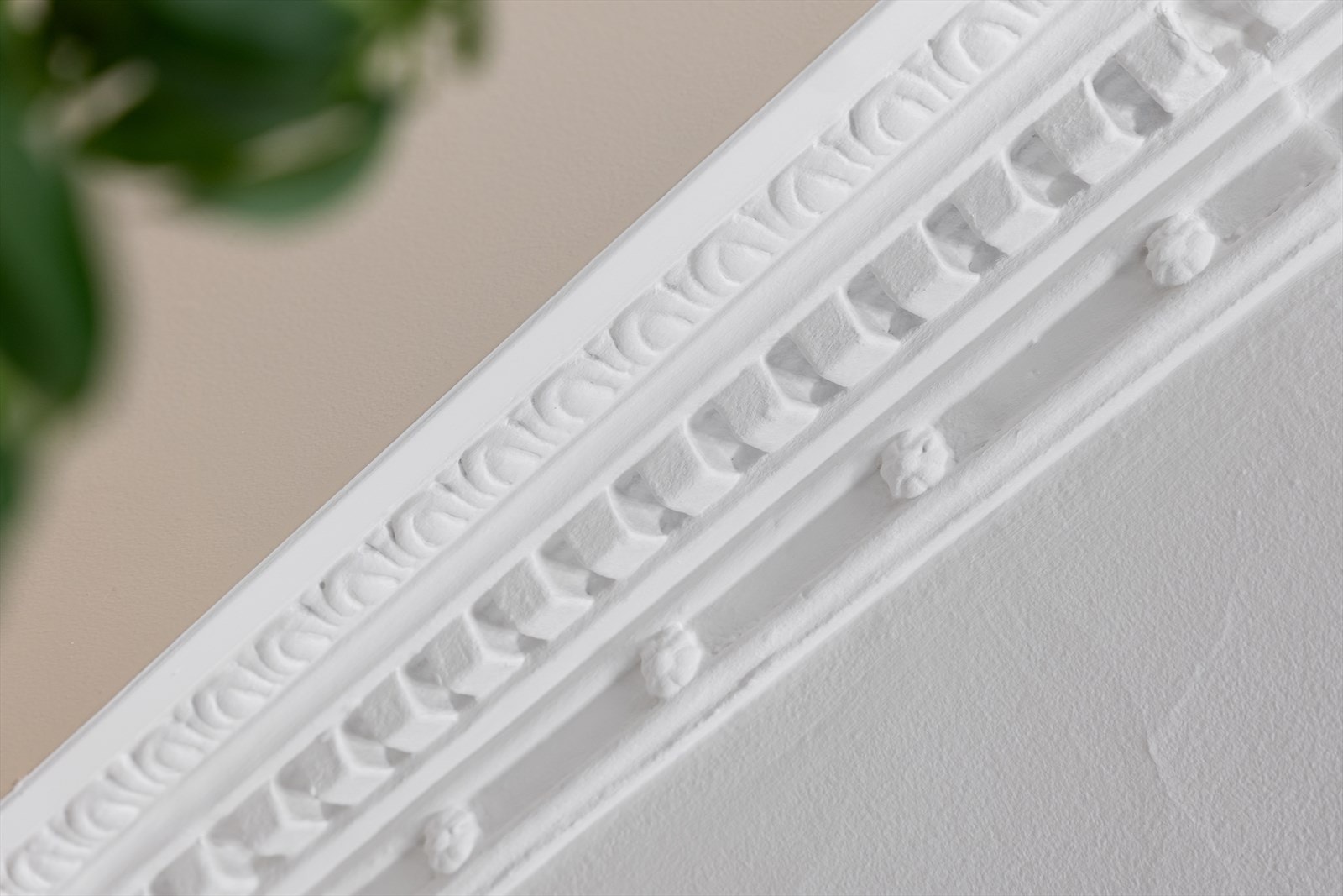 Leiligheten har lekre, klassiske detaljer i de fleste rom Galleribilde