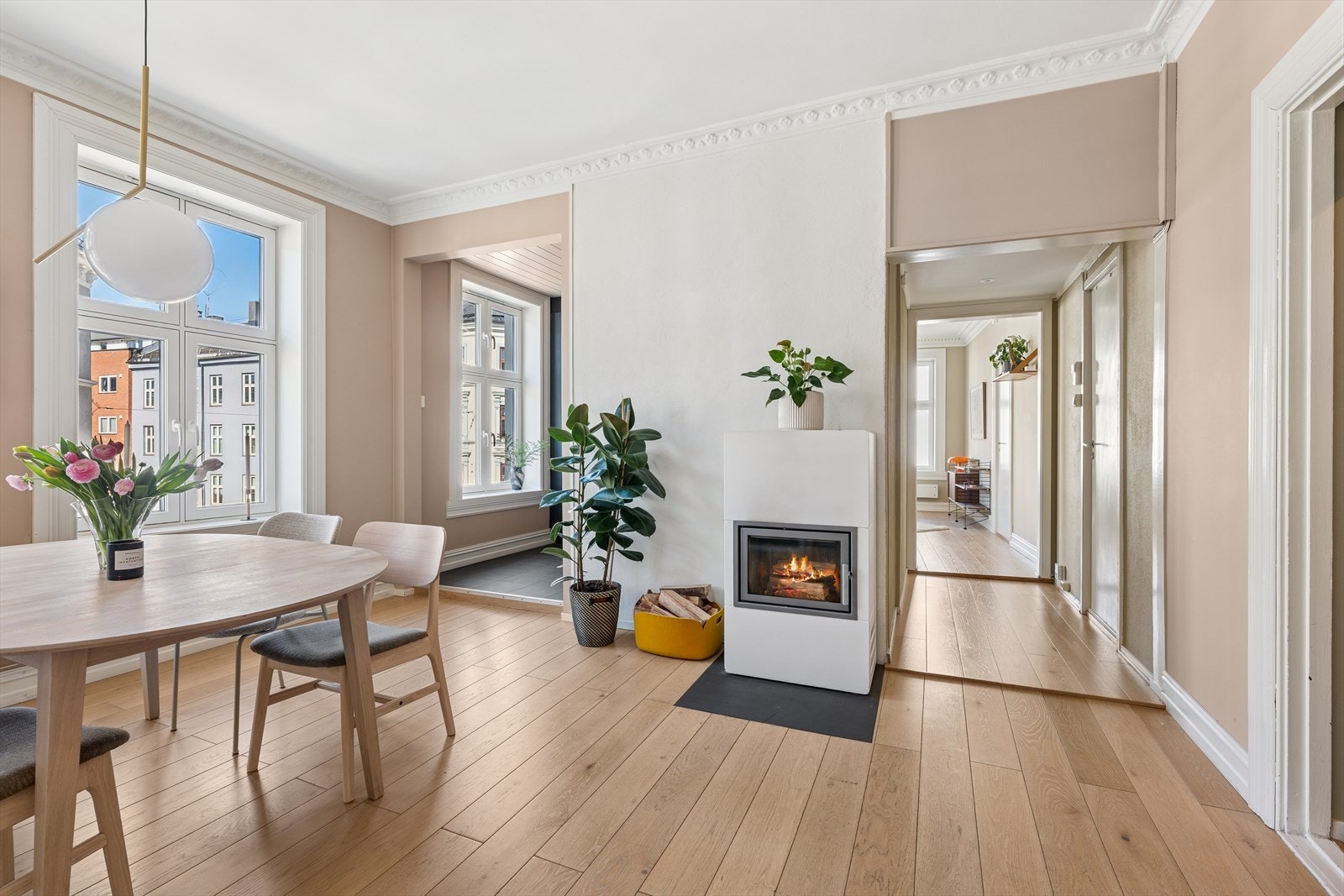 Romslig spisestue i naturlig tilknytning til kjøkken Galleribilde