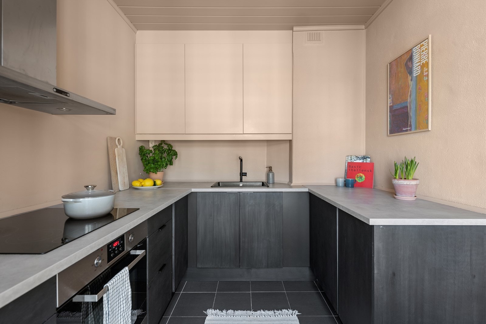 Her er det rikelig med skap- og benkeplass og kjøkkenet passer ypperlig for den matglade Galleribilde