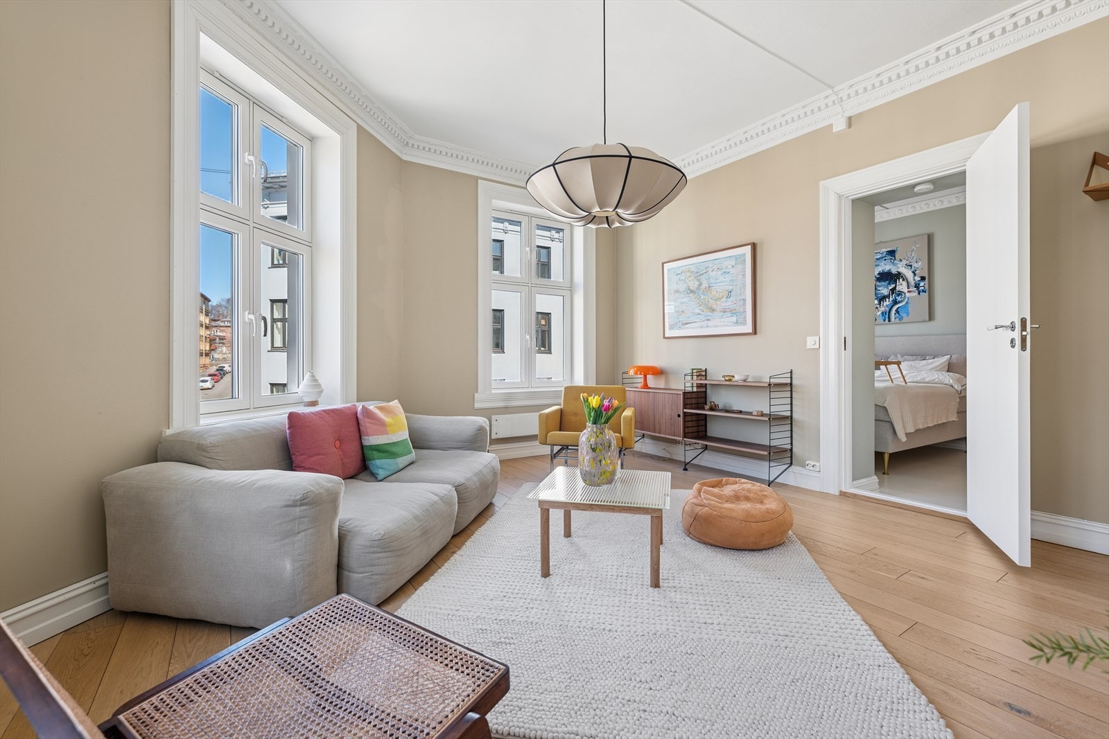 Fantastisk hjørnestue med rosett og stukkatur i himling Galleribilde