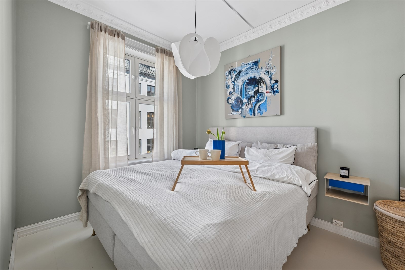 Hovedsoverom av god størrelse med plass til bred dobbeltseng, nattbord og oppbevaring Galleribilde