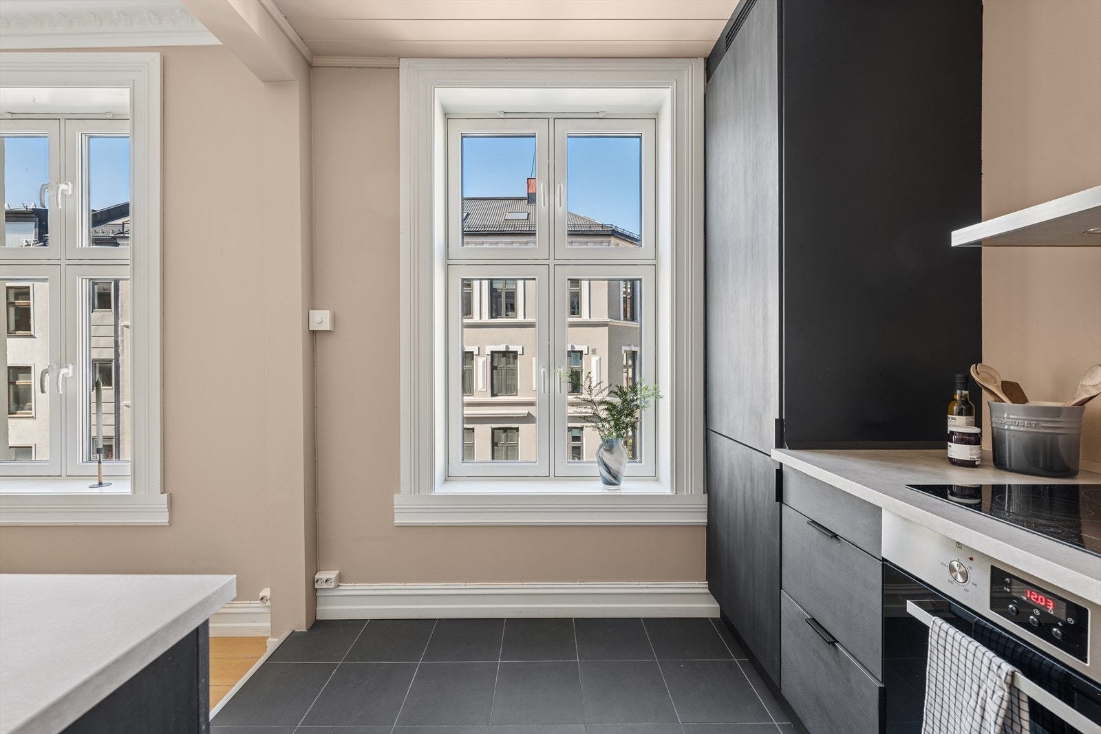 Kjøkkenet består av innredning med slette fronter, benkeplate i laminat og nedfelt oppvaskkum med ett-greps blandebatteri. I tillegg inneholder kjøkkenet integrert platetopp, komfyr, kjøl- og fryseskap og oppvaskmaskin Galleribilde