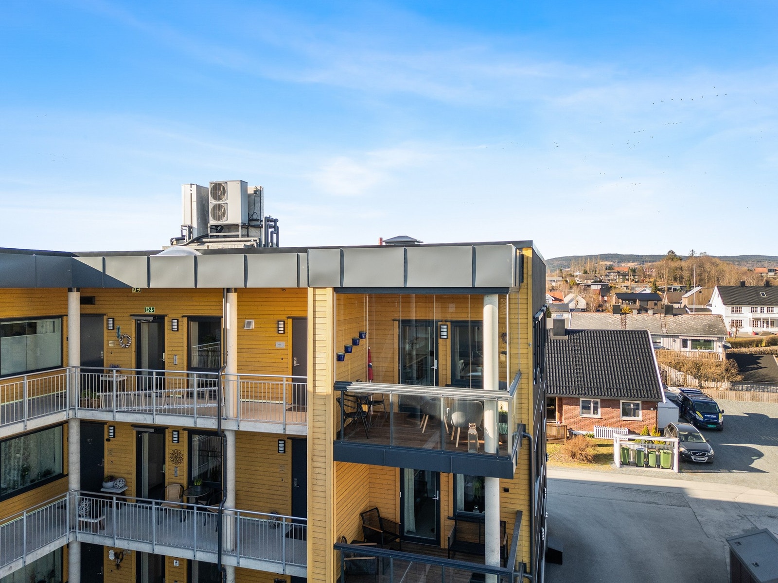 Leiligheten ligger fint til i 3. etasje med hjørnebeliggenhet, samt kort avstand til heis. Leiligheten har gode solforhold på formiddag og dagtid. Se kart over solforhold under nabolagsprofil i annonsen. Galleribilde
