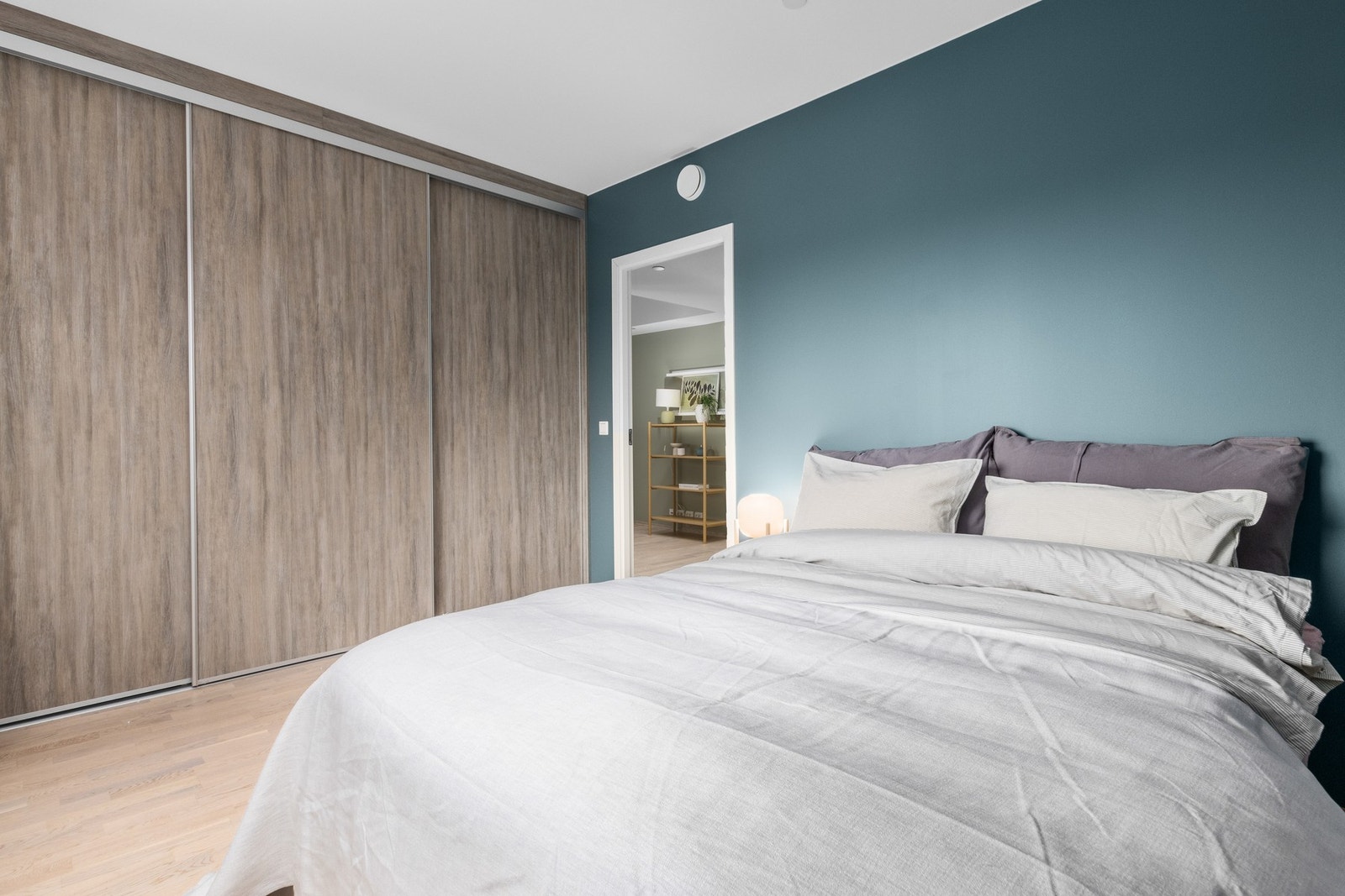 Hovedsoverommet har en praktisk skyvedørsgarderobe. Galleribilde